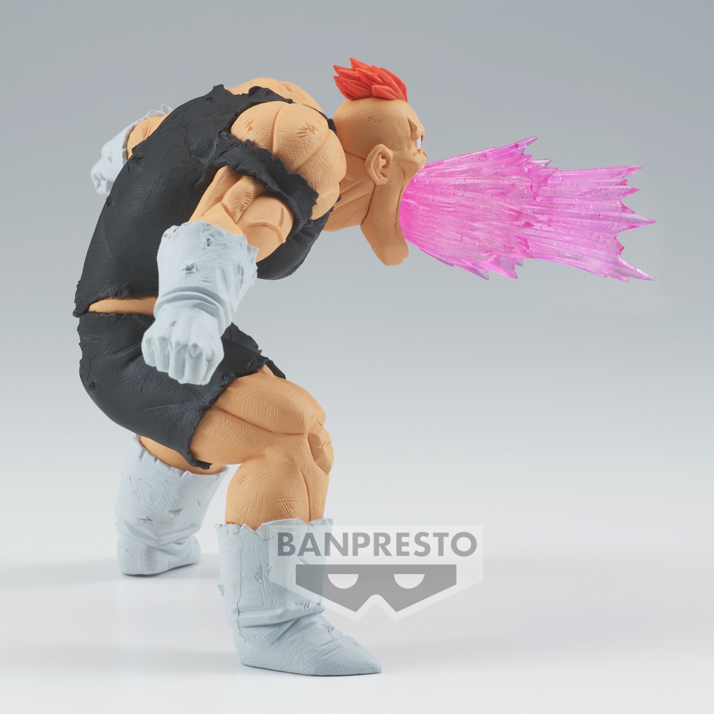 Figurine de Reacum de Dragon Ball Z en action, utilisant son attaque Recoome Eraser Gun, avec une vague d'énergie rose et des détails translucides, fabriquée par Banpresto.