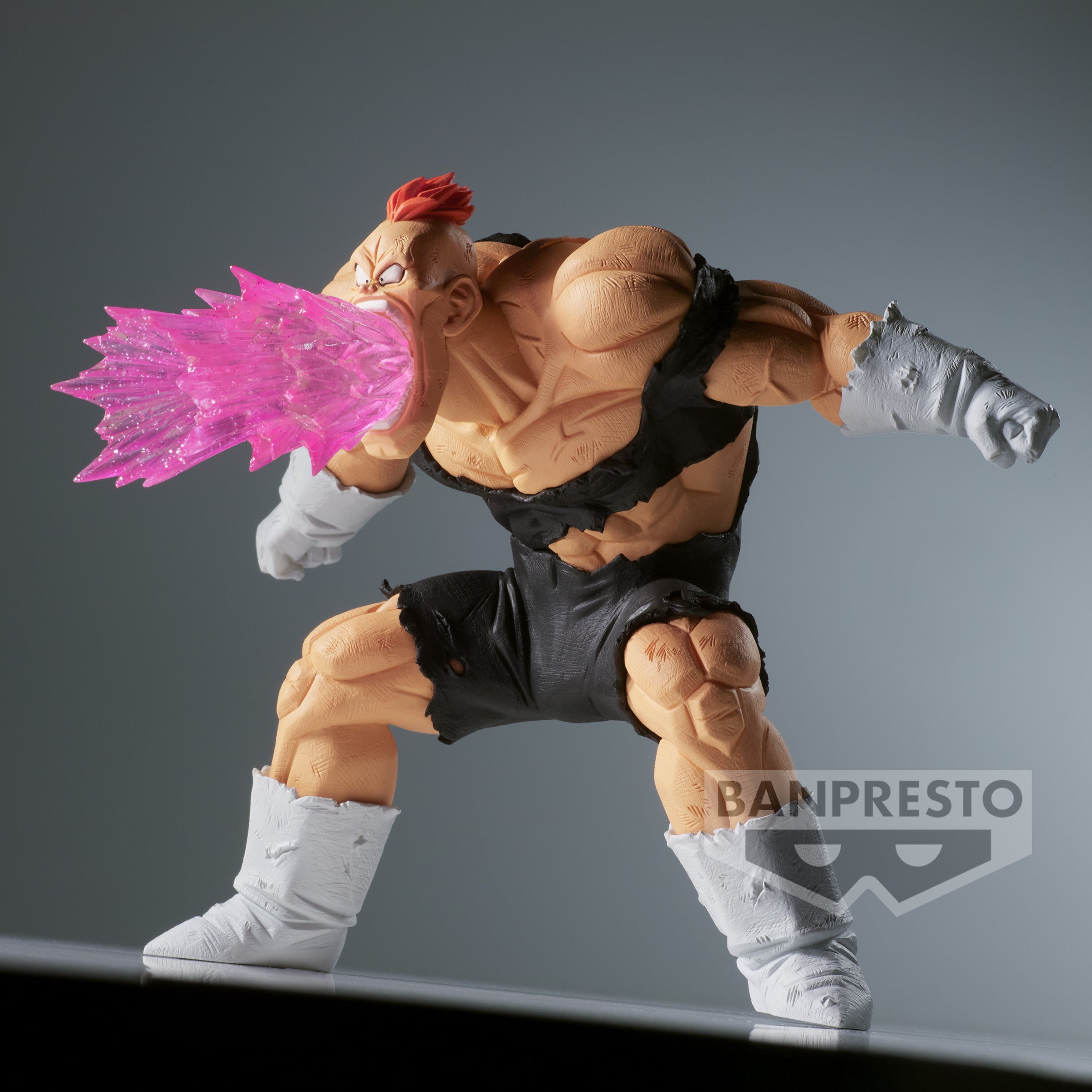 Figurine de Reacum de Dragon Ball Z en action, utilisant son attaque Recoome Eraser Gun, avec une vague d'énergie rose et des détails translucides, fabriquée par Banpresto.