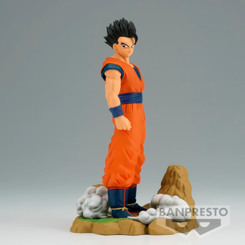 Figurine de Son Gohan en position de combat, mesurant 12 cm, vêtue de sa tenue emblématique, avec un regard déterminé, représentant un moment clé de Dragon Ball Z.