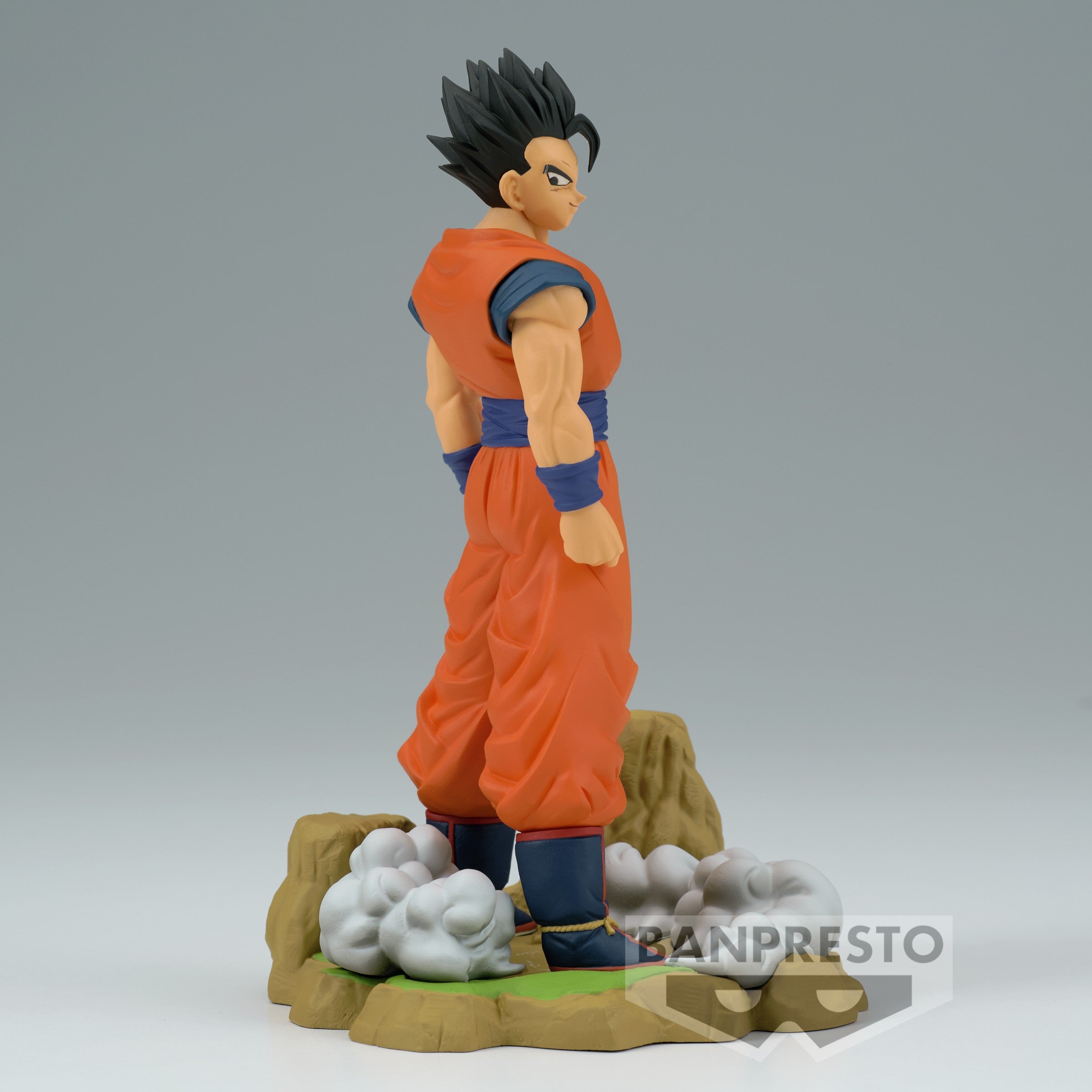 Figurine de Son Gohan en position de combat, mesurant 12 cm, vêtue de sa tenue emblématique, avec un regard déterminé, représentant un moment clé de Dragon Ball Z.