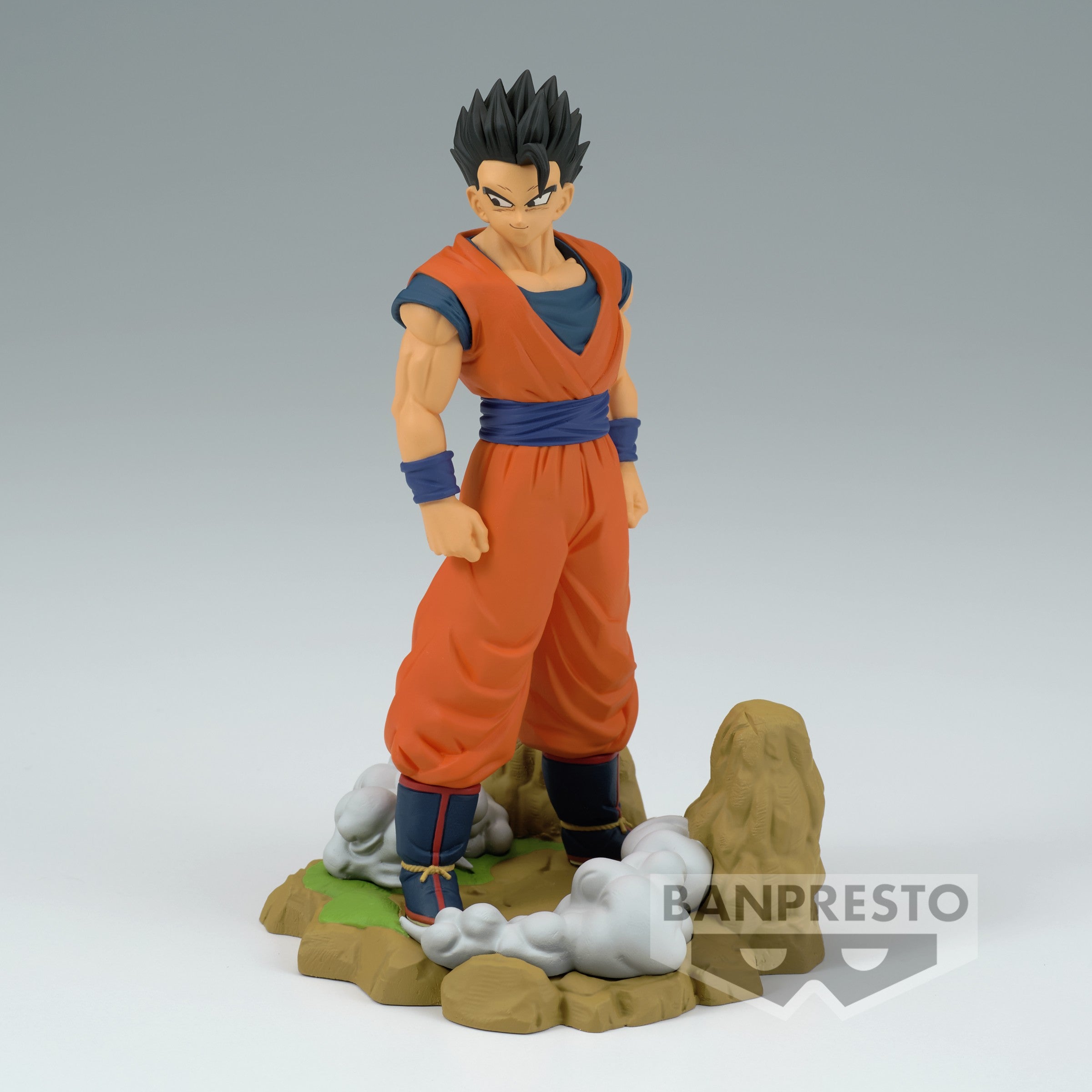 Figurine de Son Gohan en position de combat, mesurant 12 cm, vêtue de sa tenue emblématique, avec un regard déterminé, représentant un moment clé de Dragon Ball Z.