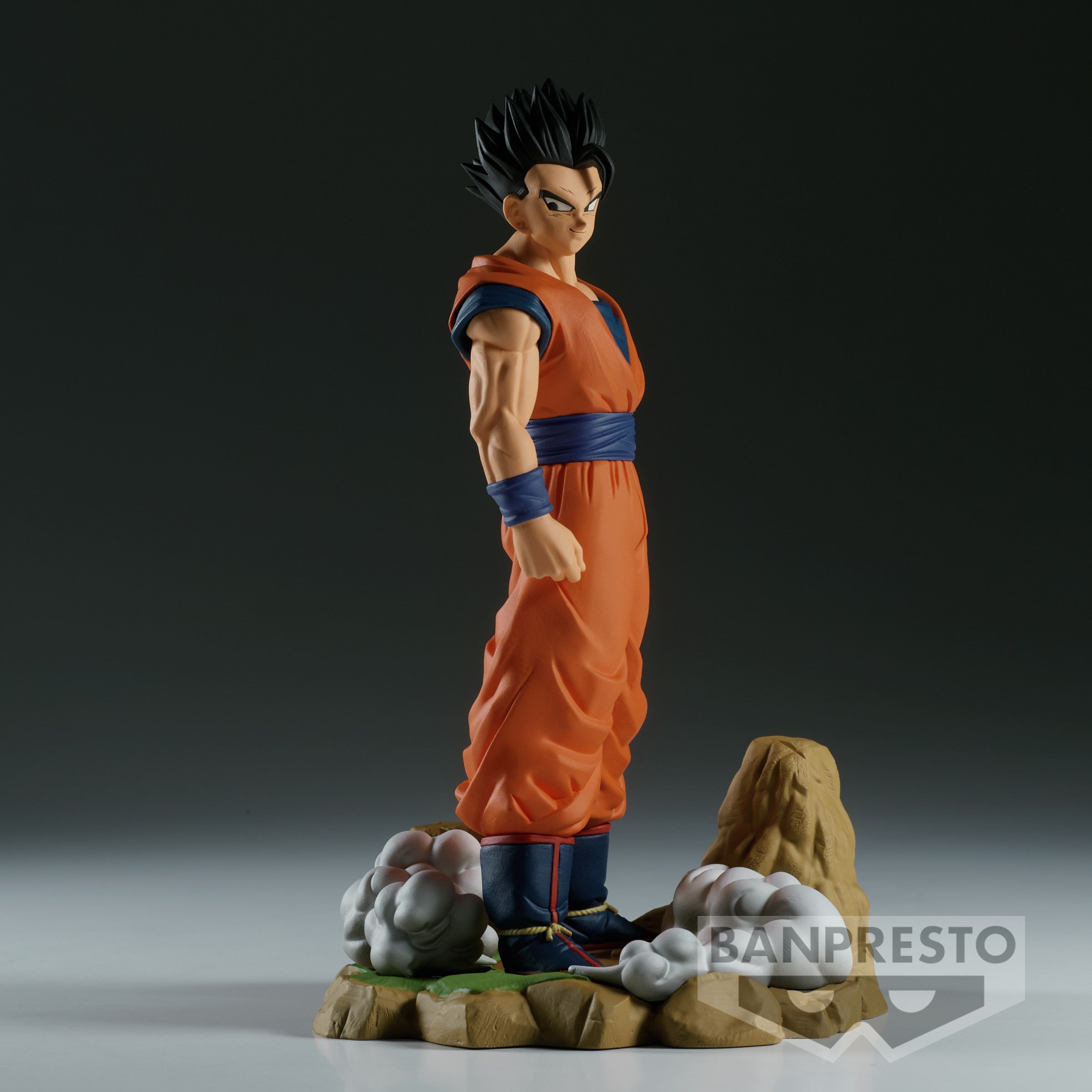 Figurine de Son Gohan en position de combat, mesurant 12 cm, vêtue de sa tenue emblématique, avec un regard déterminé, représentant un moment clé de Dragon Ball Z.