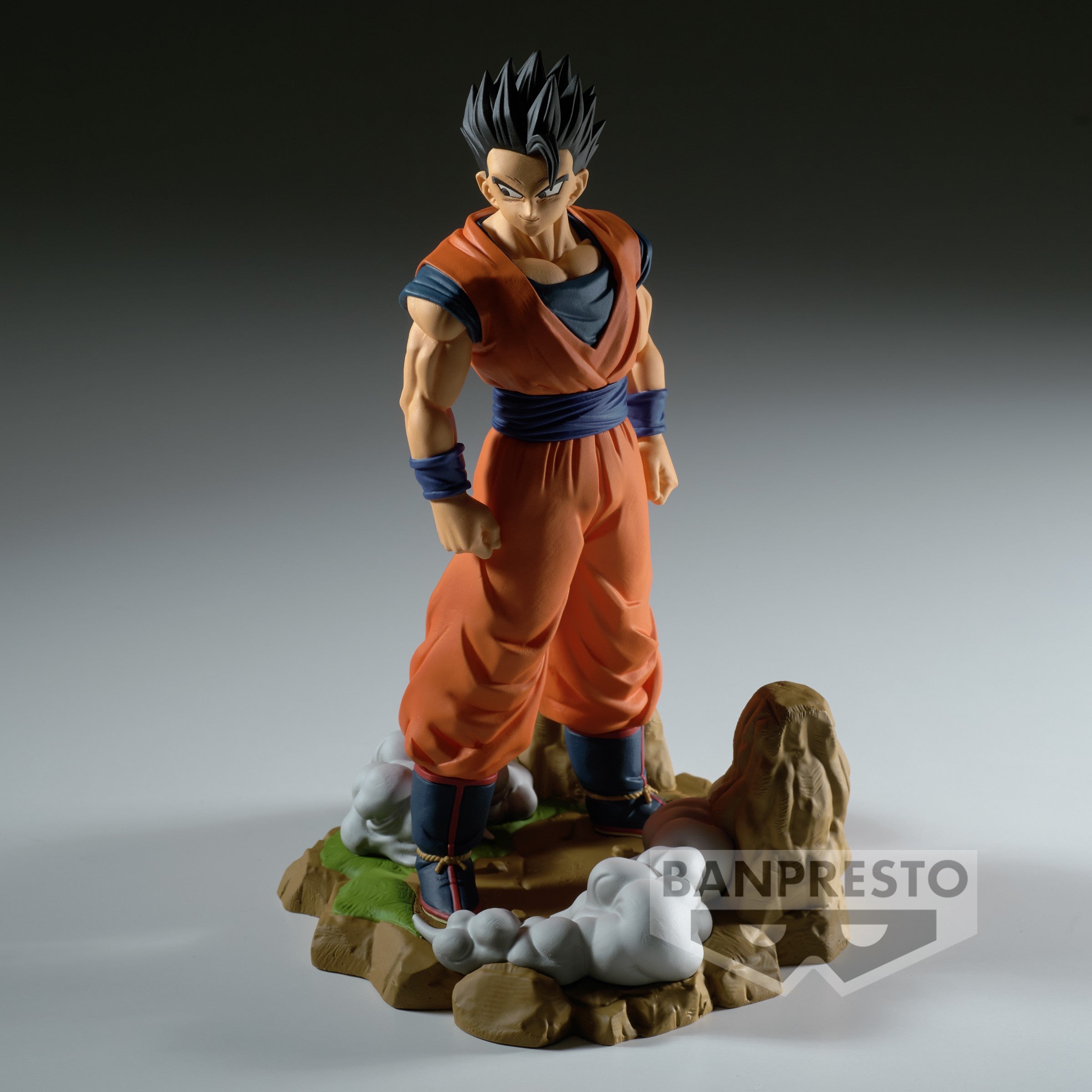 Figurine de Son Gohan en position de combat, mesurant 12 cm, vêtue de sa tenue emblématique, avec un regard déterminé, représentant un moment clé de Dragon Ball Z.