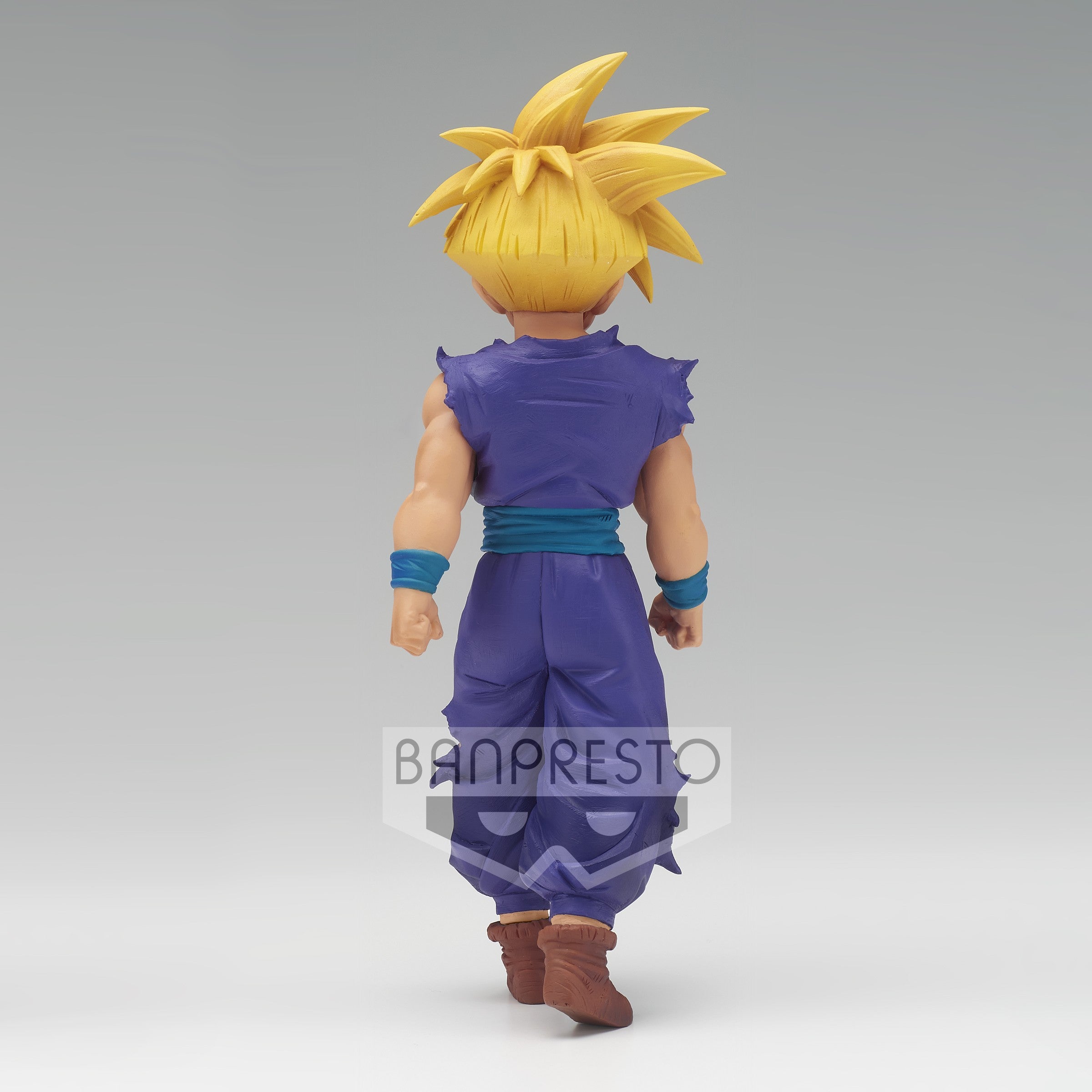 Figurine de Son Gohan en Super Saiyan, mesurant 16 cm, représentant le personnage dans une posture déterminée, avec des détails précis sur son costume et son expression.