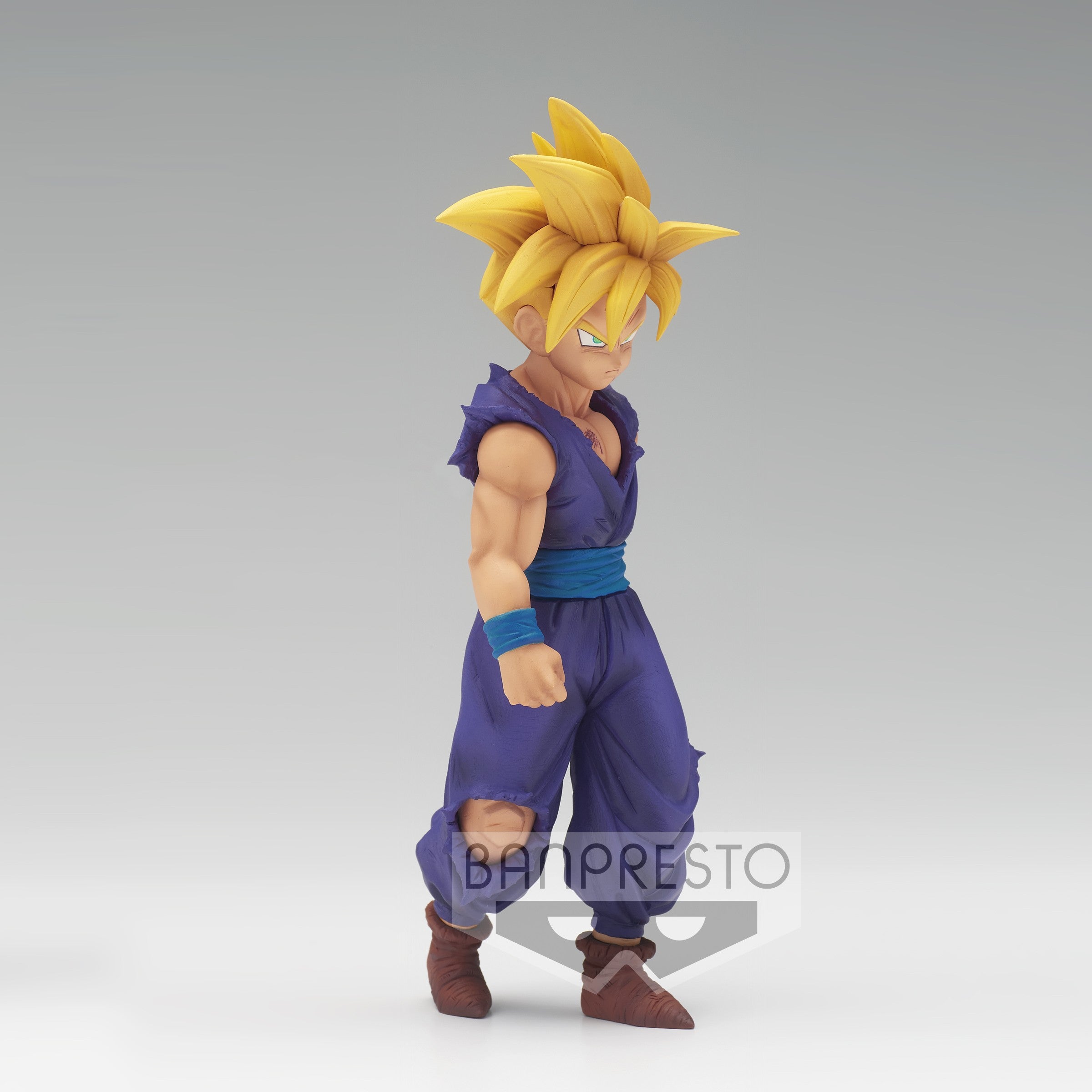Figurine de Son Gohan en Super Saiyan, mesurant 16 cm, représentant le personnage dans une posture déterminée, avec des détails précis sur son costume et son expression.