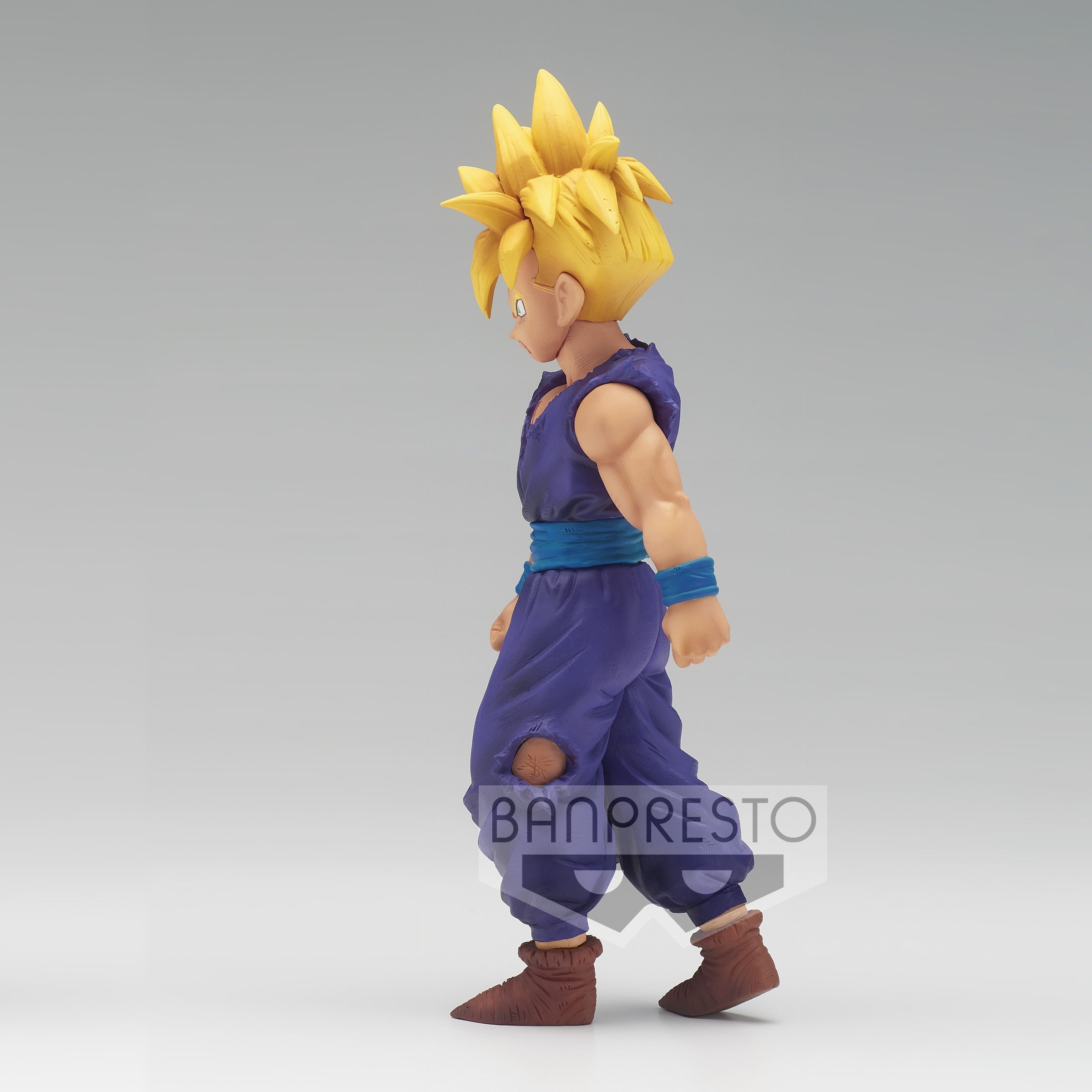 Figurine de Son Gohan en Super Saiyan, mesurant 16 cm, représentant le personnage dans une posture déterminée, avec des détails précis sur son costume et son expression.