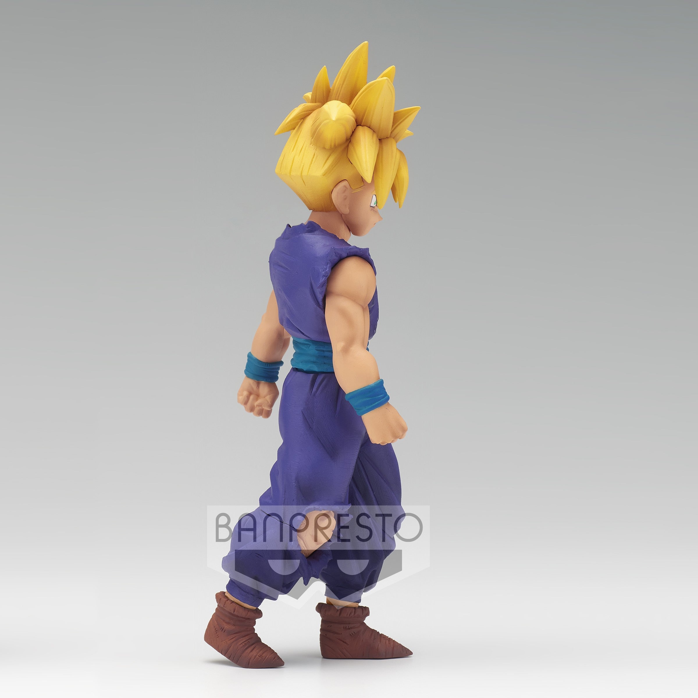 Figurine de Son Gohan en Super Saiyan, mesurant 16 cm, représentant le personnage dans une posture déterminée, avec des détails précis sur son costume et son expression.