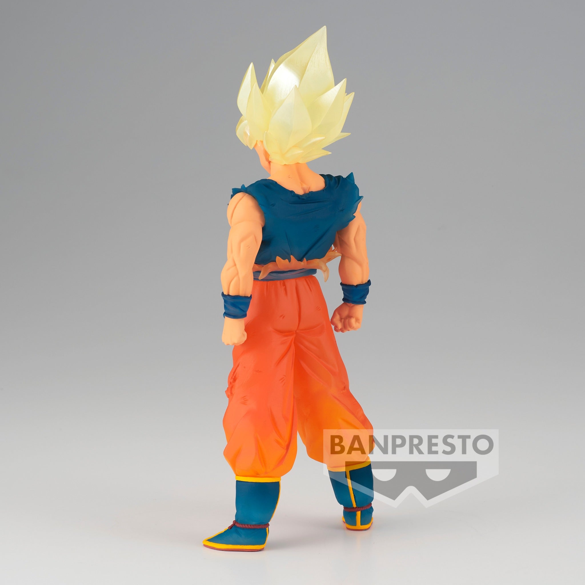Figurine de Son Goku en Super Saiyan, mesurant 17 cm, avec des cheveux translucides, fabriquée par Banpresto.