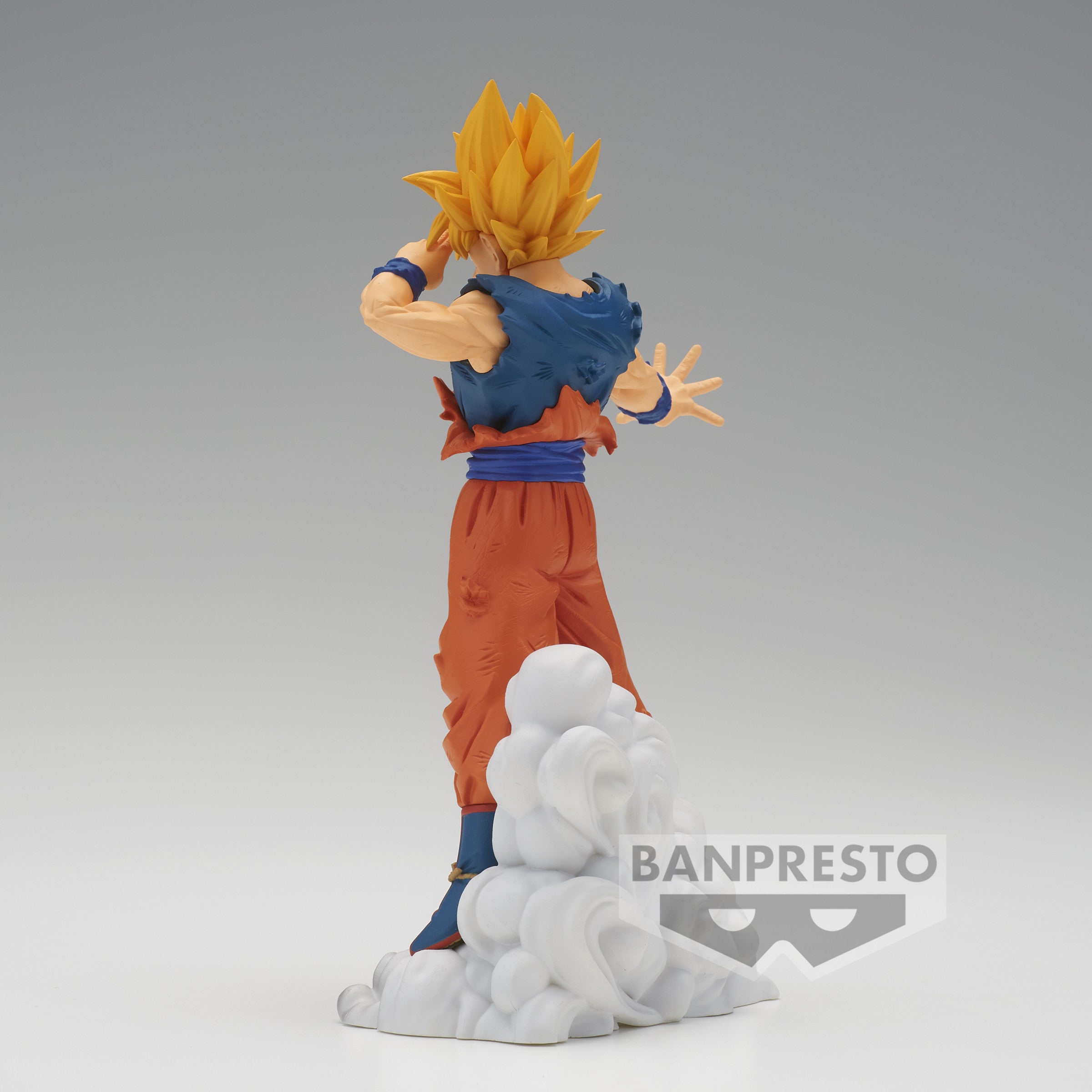 Figurine Pop de Shenron de 25 cm émergeant des boules de cristal avec une posture saisissante et une expression sereine, fabriquée par Funko.