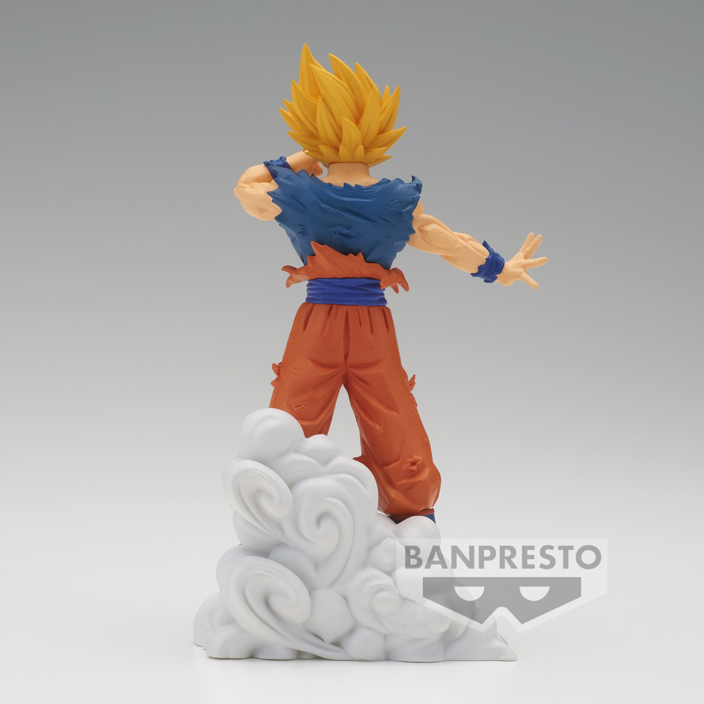 Figurine Pop de Shenron de 25 cm émergeant des boules de cristal avec une posture saisissante et une expression sereine, fabriquée par Funko.