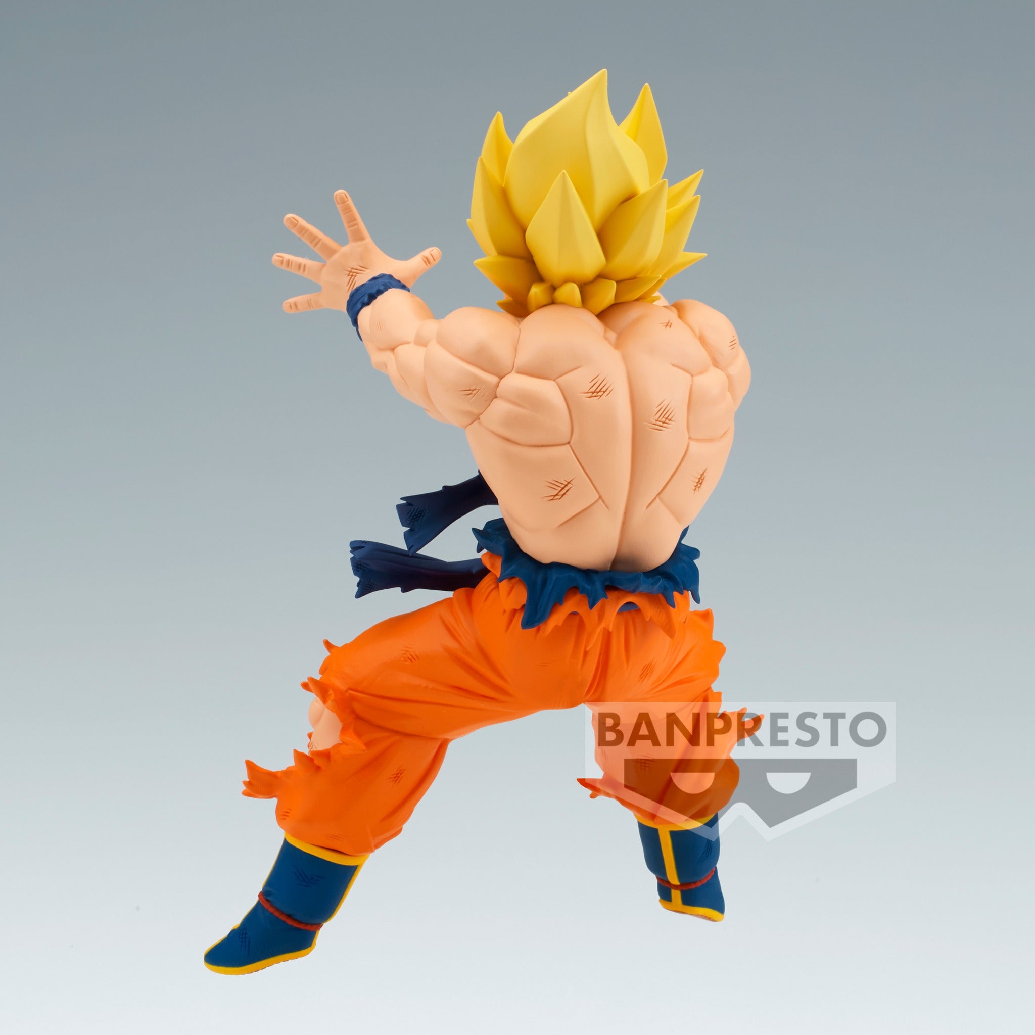 Figurine de Son Goku en Super Saiyan avec des cheveux dorés, torse nu et combinaison déchirée, prête à combattre son adversaire Cooler, éditée par Banpresto.