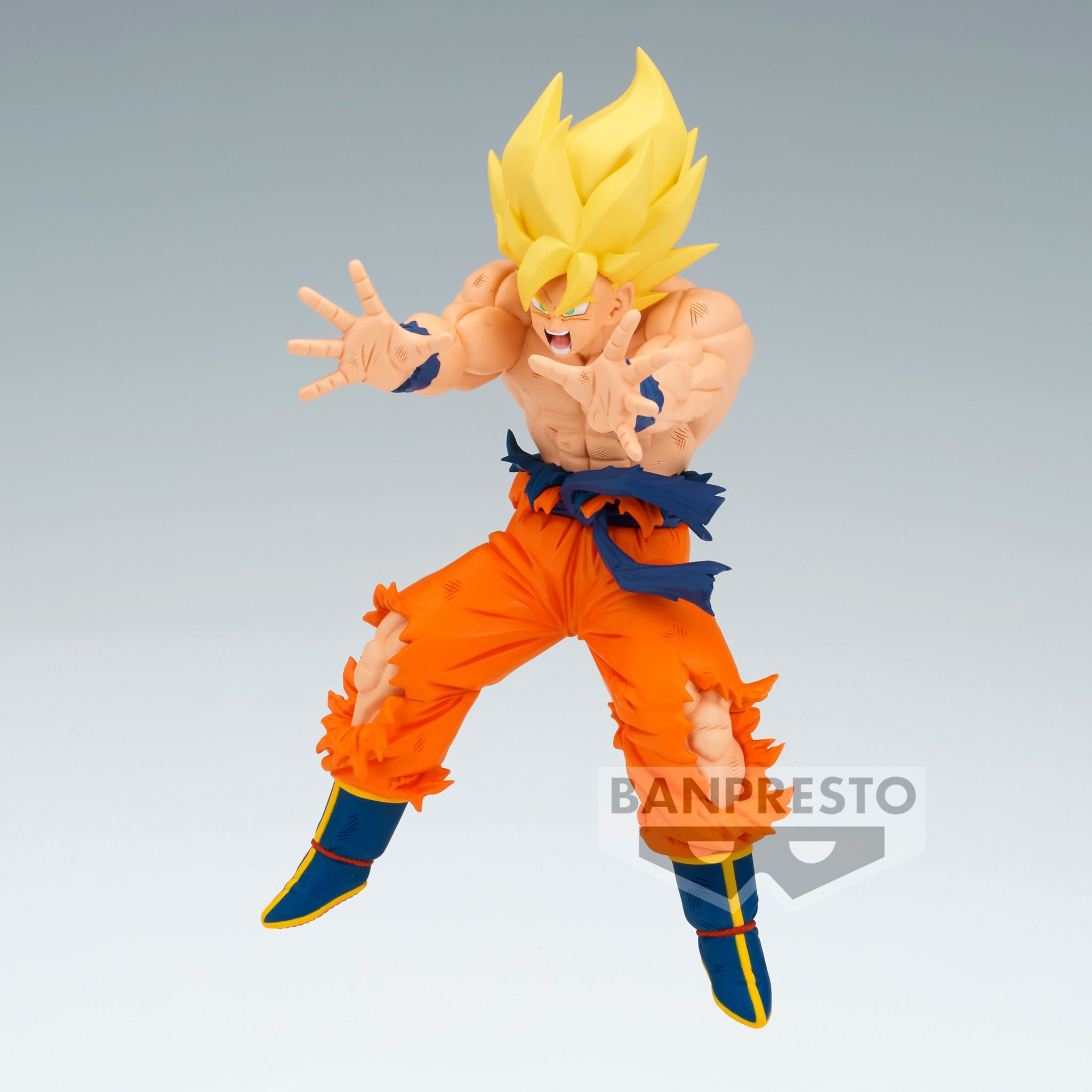Figurine de Son Goku en Super Saiyan avec des cheveux dorés, torse nu et combinaison déchirée, prête à combattre son adversaire Cooler, éditée par Banpresto.
