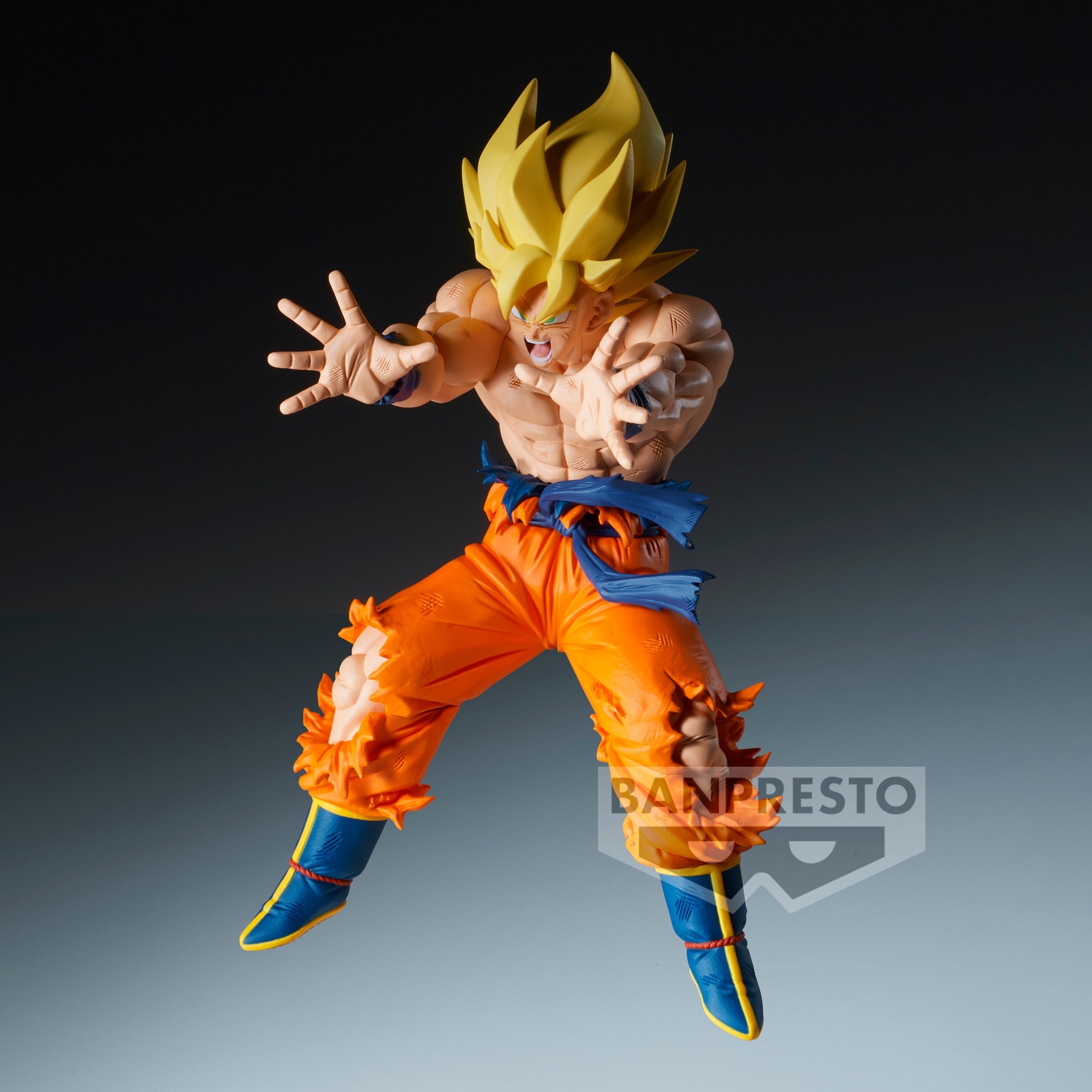 Figurine de Son Goku en Super Saiyan avec des cheveux dorés, torse nu et combinaison déchirée, prête à combattre son adversaire Cooler, éditée par Banpresto.