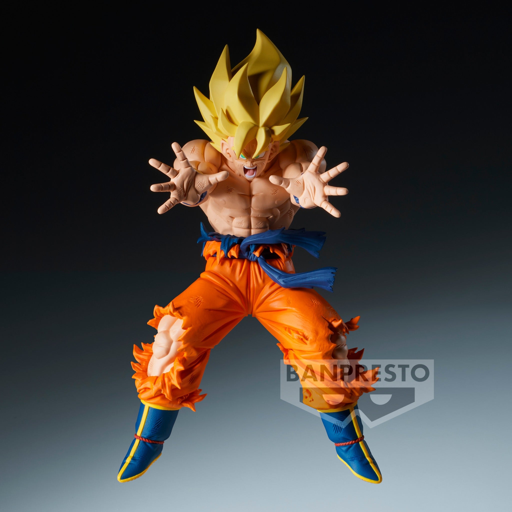 Figurine de Son Goku en Super Saiyan avec des cheveux dorés, torse nu et combinaison déchirée, prête à combattre son adversaire Cooler, éditée par Banpresto.