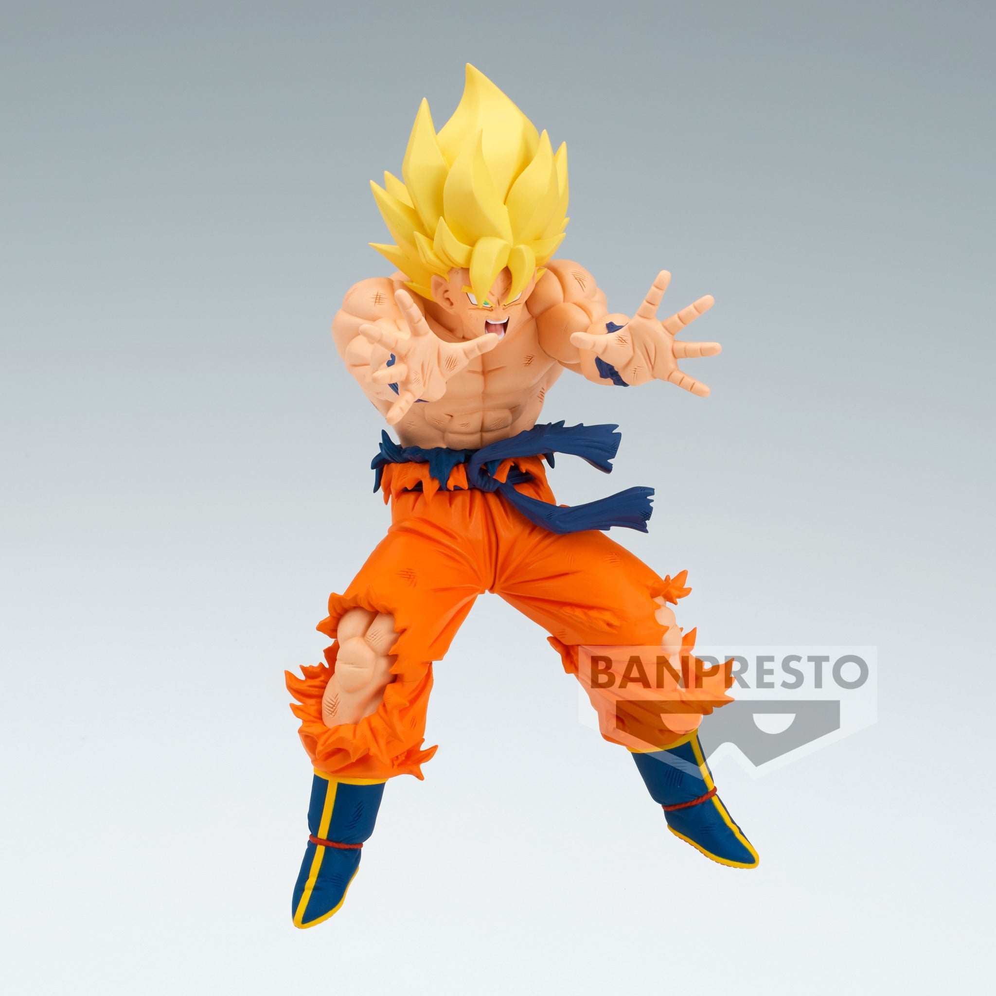 Figurine de Son Goku en Super Saiyan avec des cheveux dorés, torse nu et combinaison déchirée, prête à combattre son adversaire Cooler, éditée par Banpresto.
