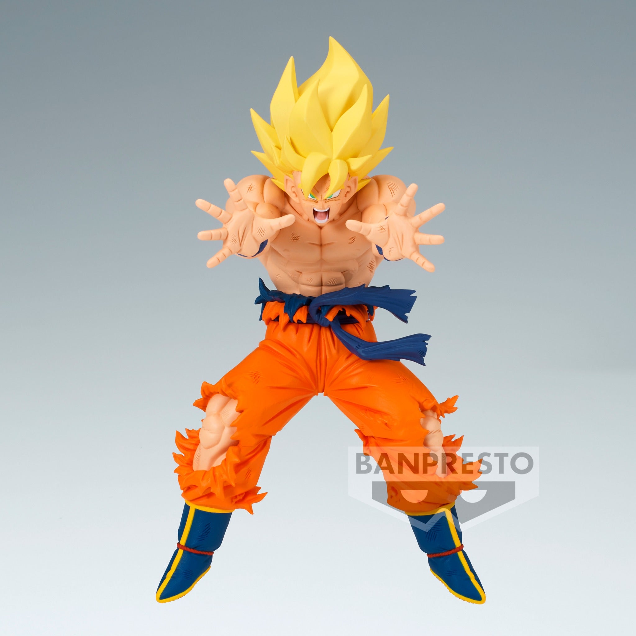Figurine de Son Goku en Super Saiyan avec des cheveux dorés, torse nu et combinaison déchirée, prête à combattre son adversaire Cooler, éditée par Banpresto.