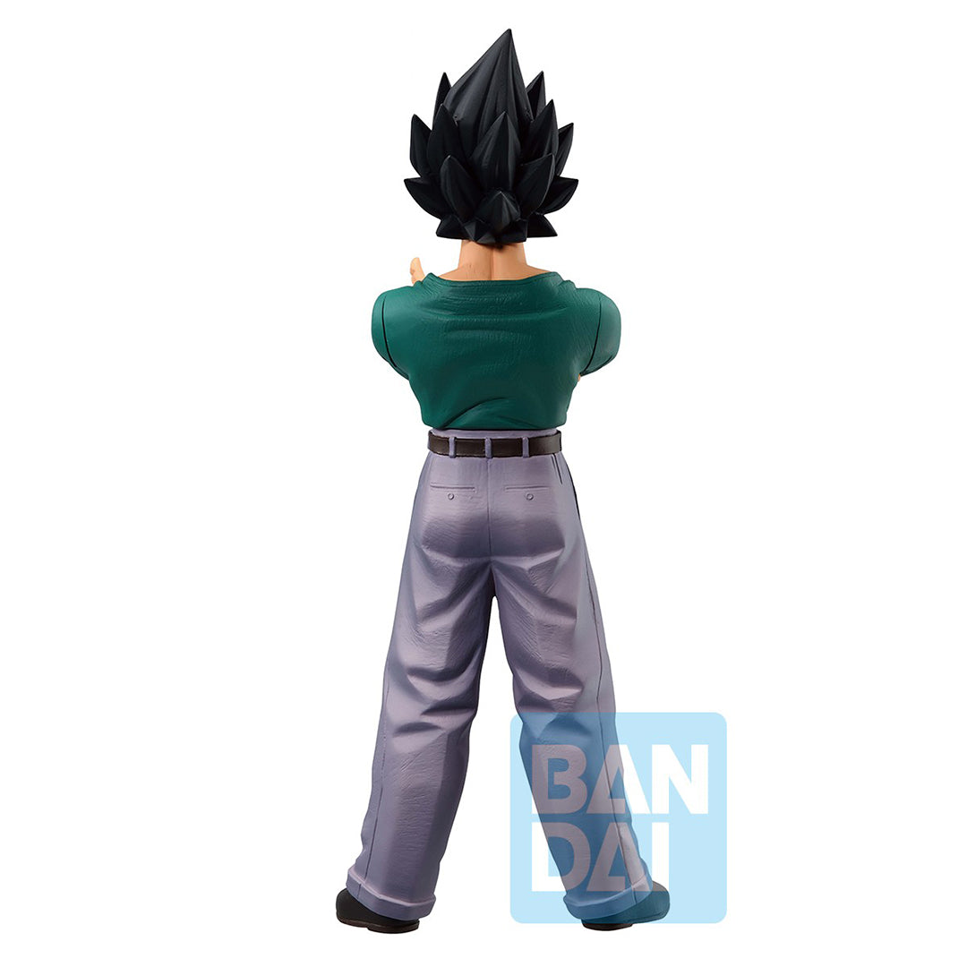 Figurine de Vegeta en PVC de 23 cm, représentant le Prince des Saiyans dans une posture emblématique avec les bras croisés, effectuant un signe d'adieu. Édition par Bandai Ichibansho.