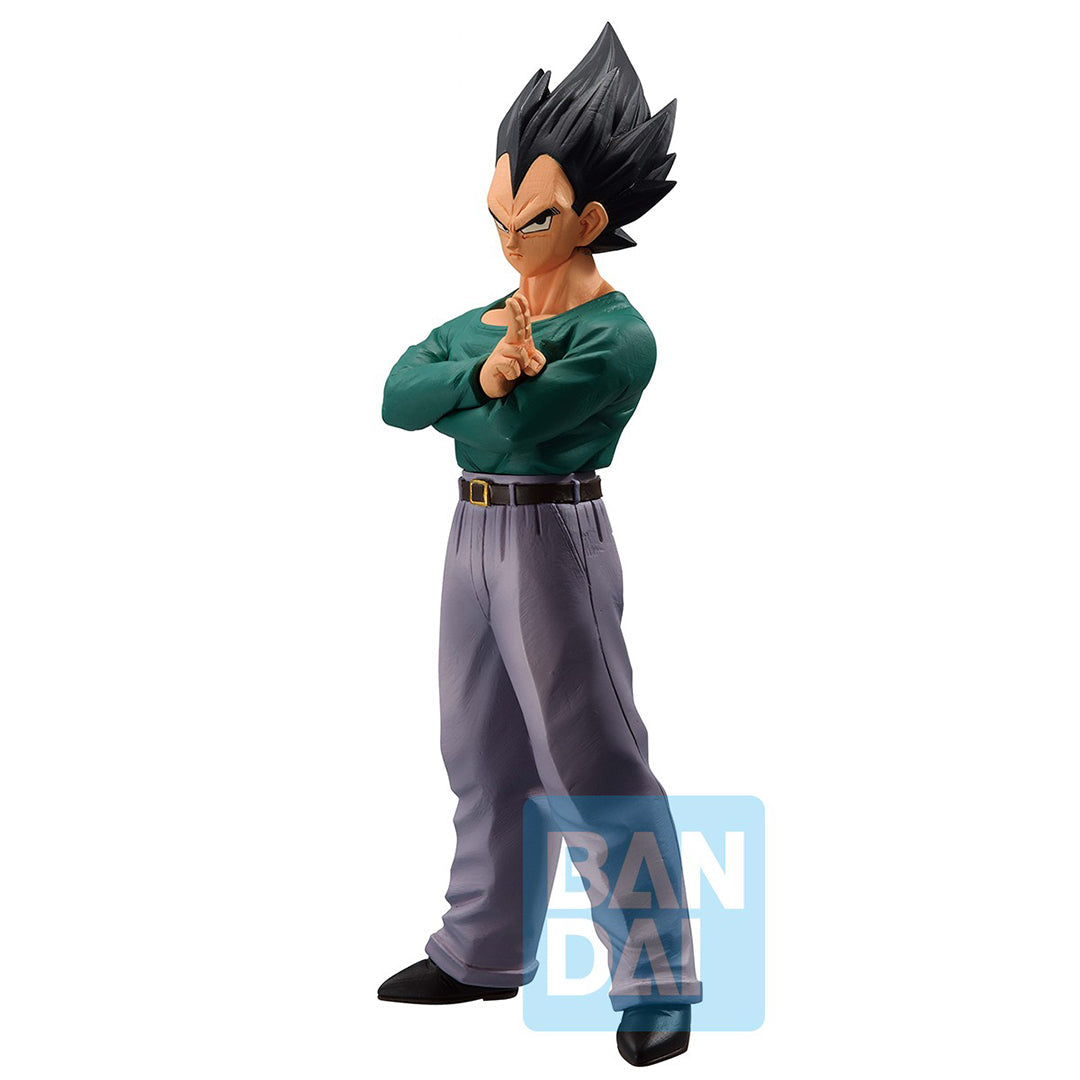 Figurine de Vegeta en PVC de 23 cm, représentant le Prince des Saiyans dans une posture emblématique avec les bras croisés, effectuant un signe d'adieu. Édition par Bandai Ichibansho.