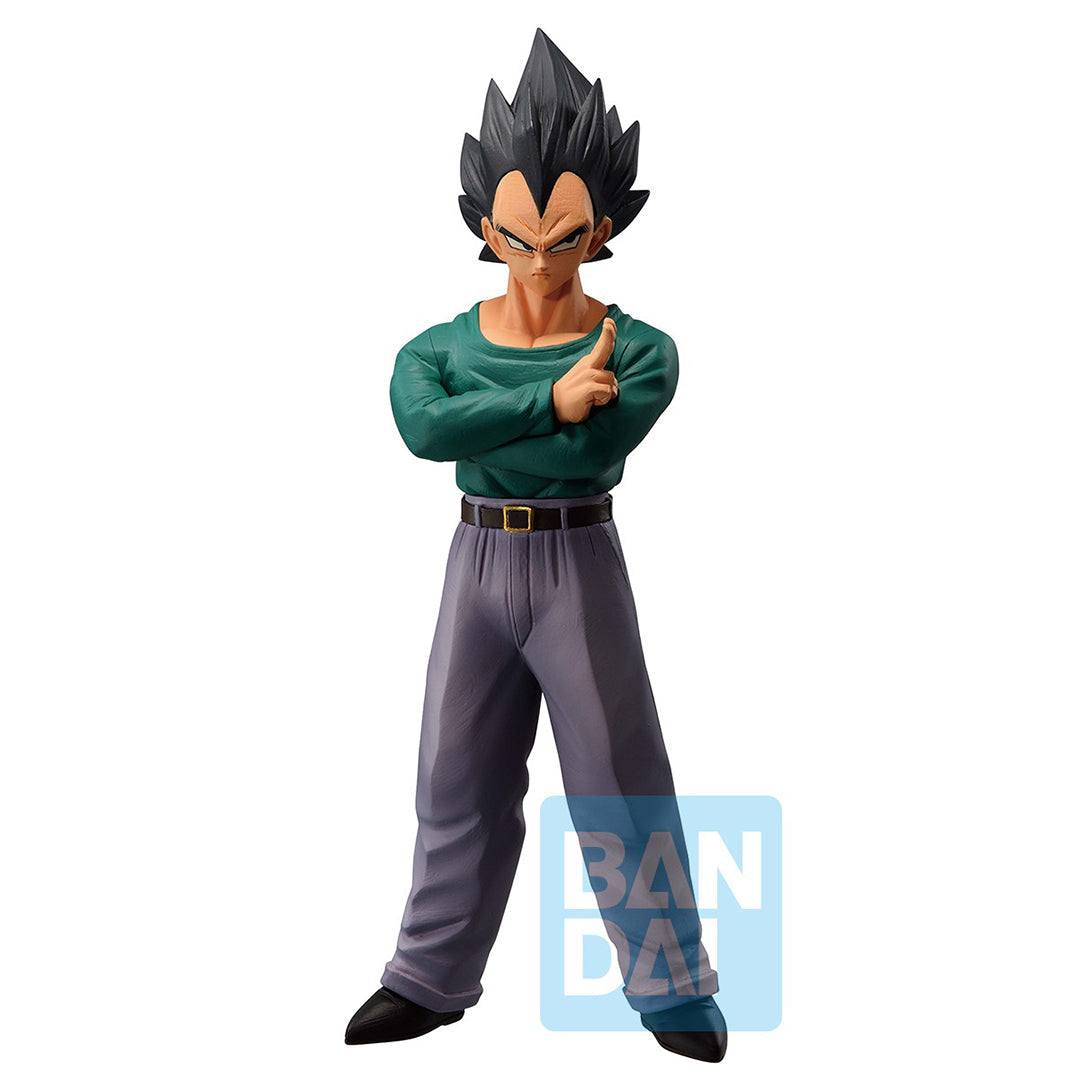 Figurine de Vegeta en PVC de 23 cm, représentant le Prince des Saiyans dans une posture emblématique avec les bras croisés, effectuant un signe d'adieu. Édition par Bandai Ichibansho.