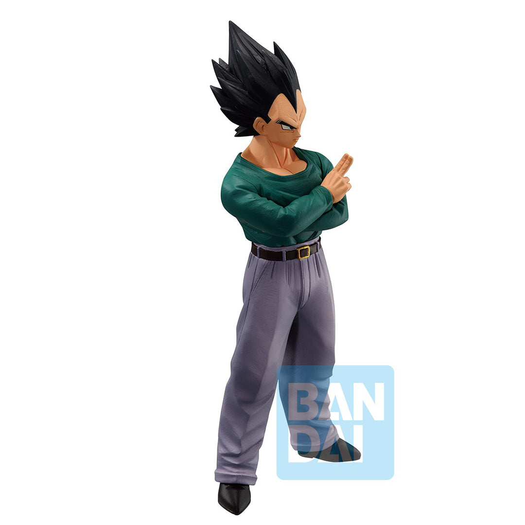 Figurine de Vegeta en PVC de 23 cm, représentant le Prince des Saiyans dans une posture emblématique avec les bras croisés, effectuant un signe d'adieu. Édition par Bandai Ichibansho.