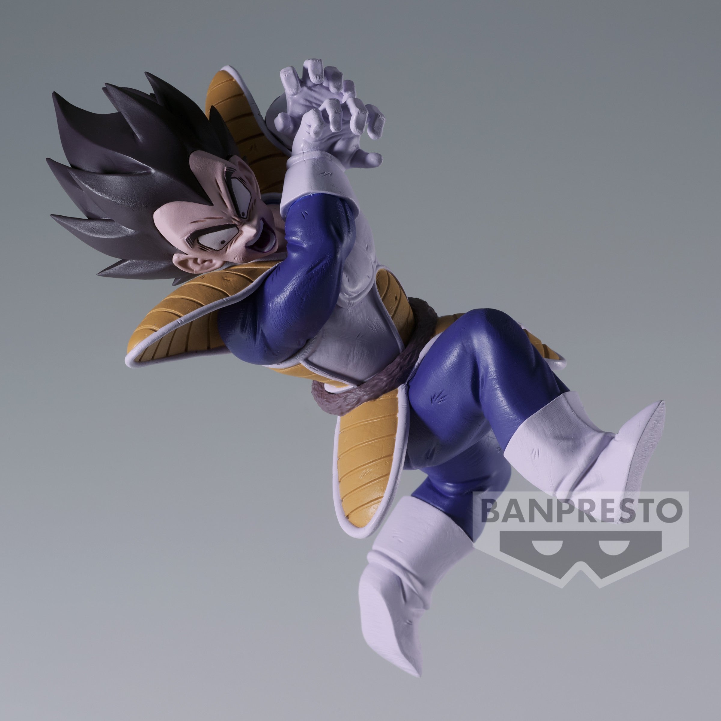 Figurine de Vegeta de Dragon Ball Z en position d'attaque, portant son armure de Saiyan, avec une aura de combat intense, mesurant 10 cm, fabriquée par Banpresto.