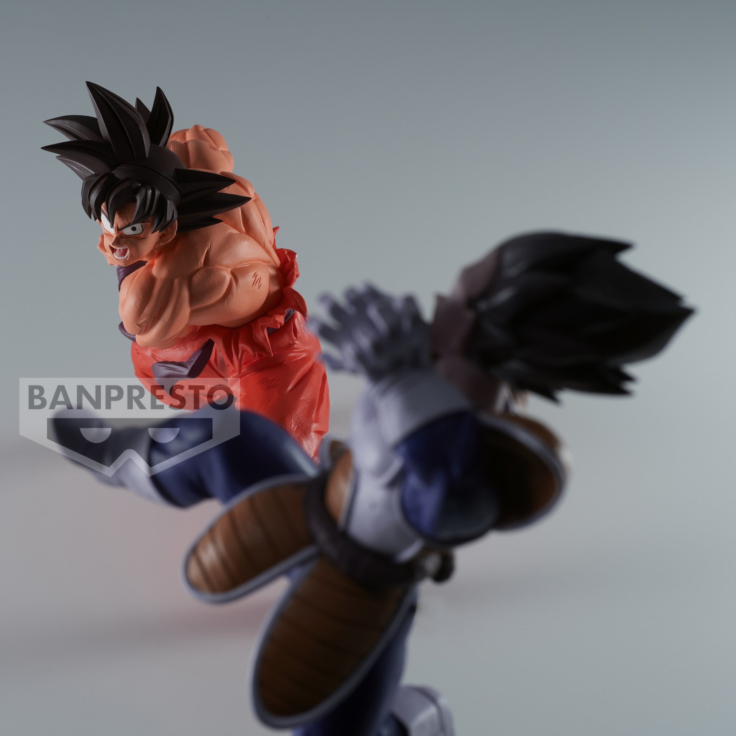 Figurine de Vegeta de Dragon Ball Z en position d'attaque, portant son armure de Saiyan, avec une aura de combat intense, mesurant 10 cm, fabriquée par Banpresto.