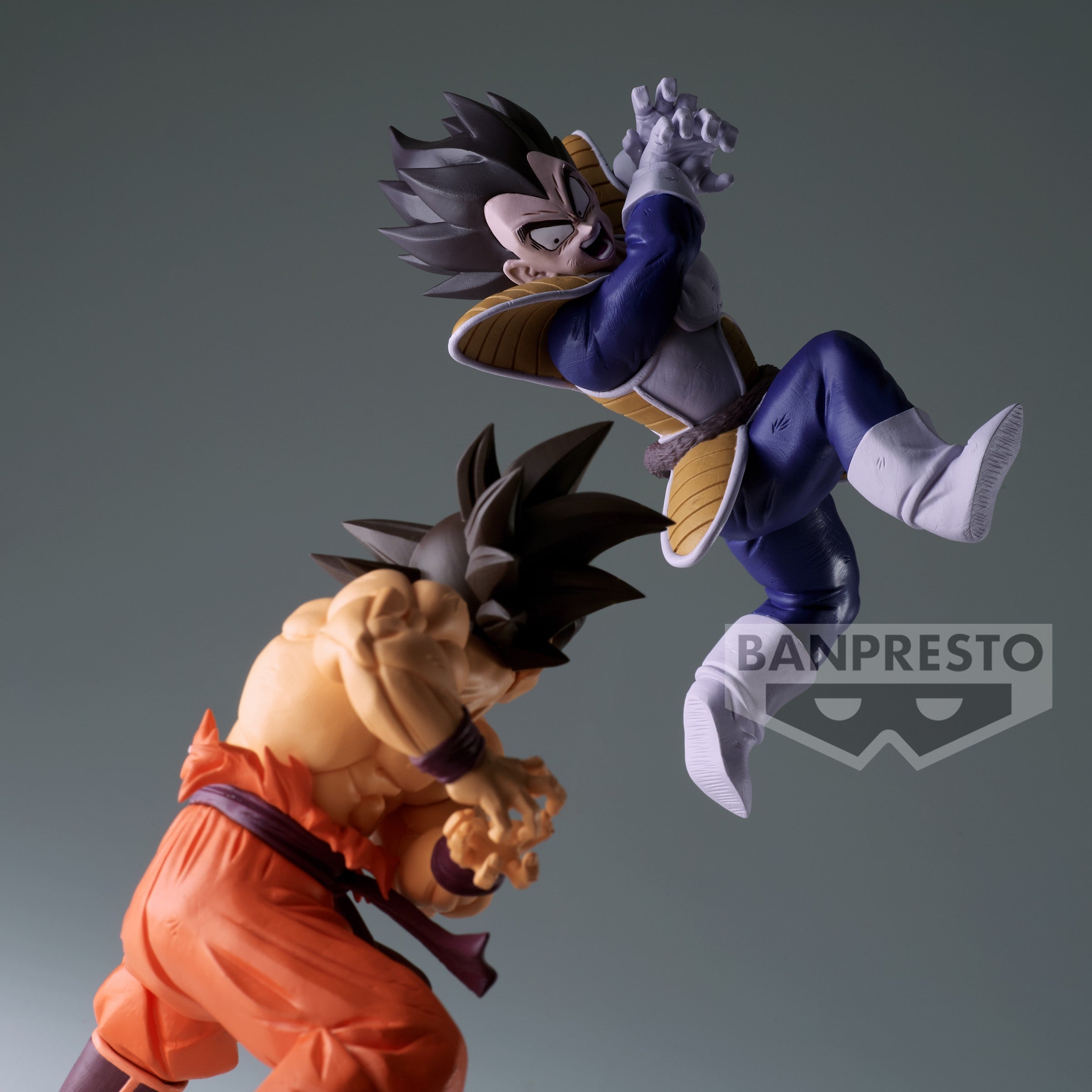 Figurine de Vegeta de Dragon Ball Z en position d'attaque, portant son armure de Saiyan, avec une aura de combat intense, mesurant 10 cm, fabriquée par Banpresto.