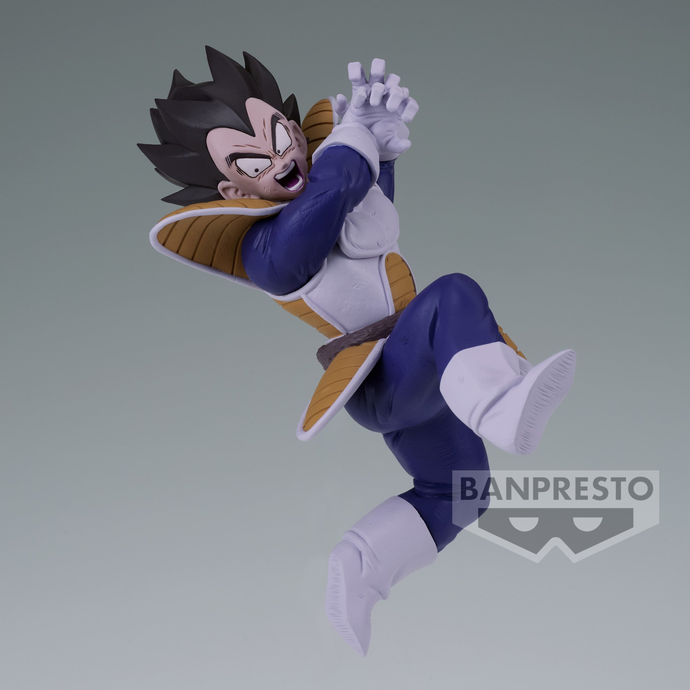 Figurine de Vegeta de Dragon Ball Z en position d'attaque, portant son armure de Saiyan, avec une aura de combat intense, mesurant 10 cm, fabriquée par Banpresto.