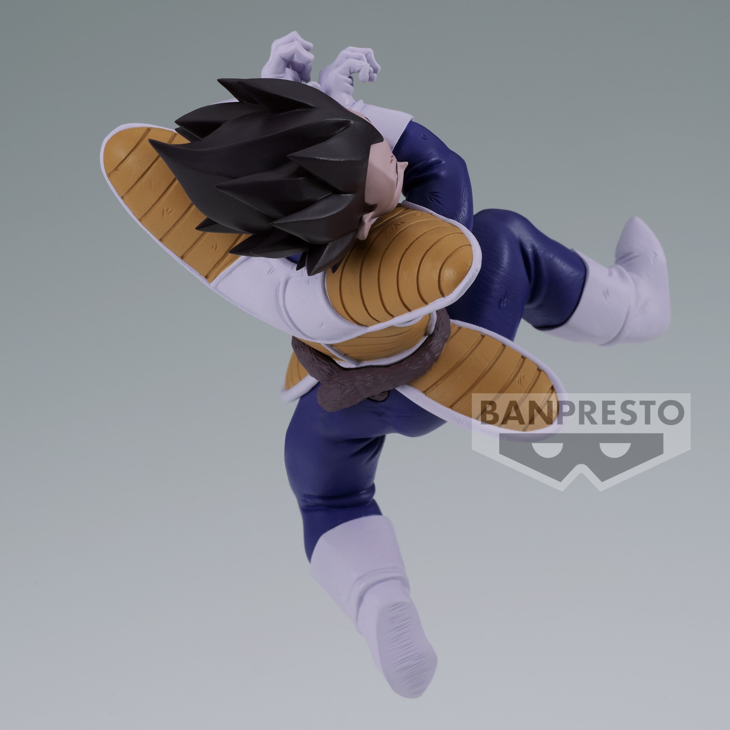 Figurine de Vegeta de Dragon Ball Z en position d'attaque, portant son armure de Saiyan, avec une aura de combat intense, mesurant 10 cm, fabriquée par Banpresto.
