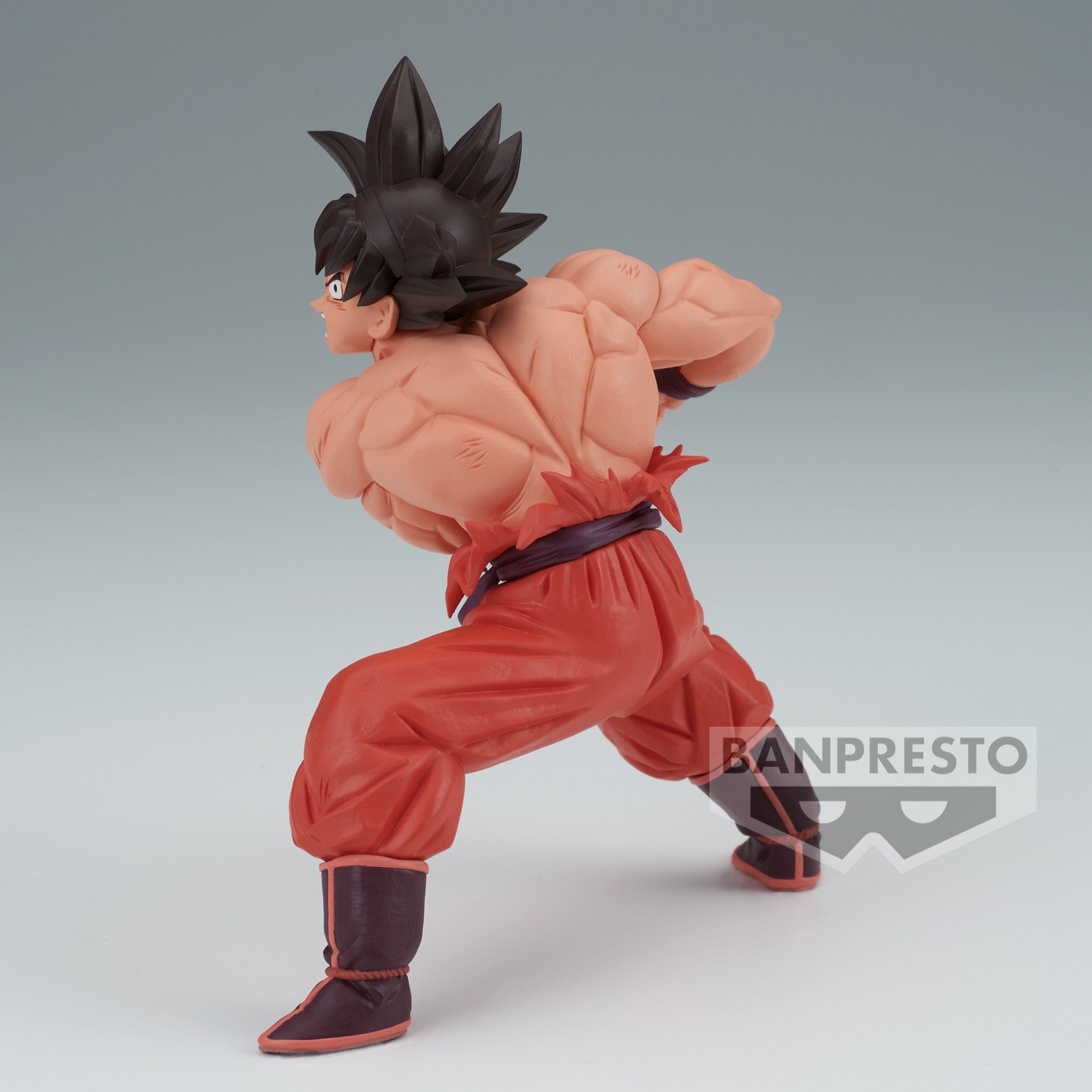 Figurine de Son Goku torse nu en train de préparer son Kamehameha, vêtue d'une tenue déchirée, représentant un moment emblématique de Dragon Ball Z.