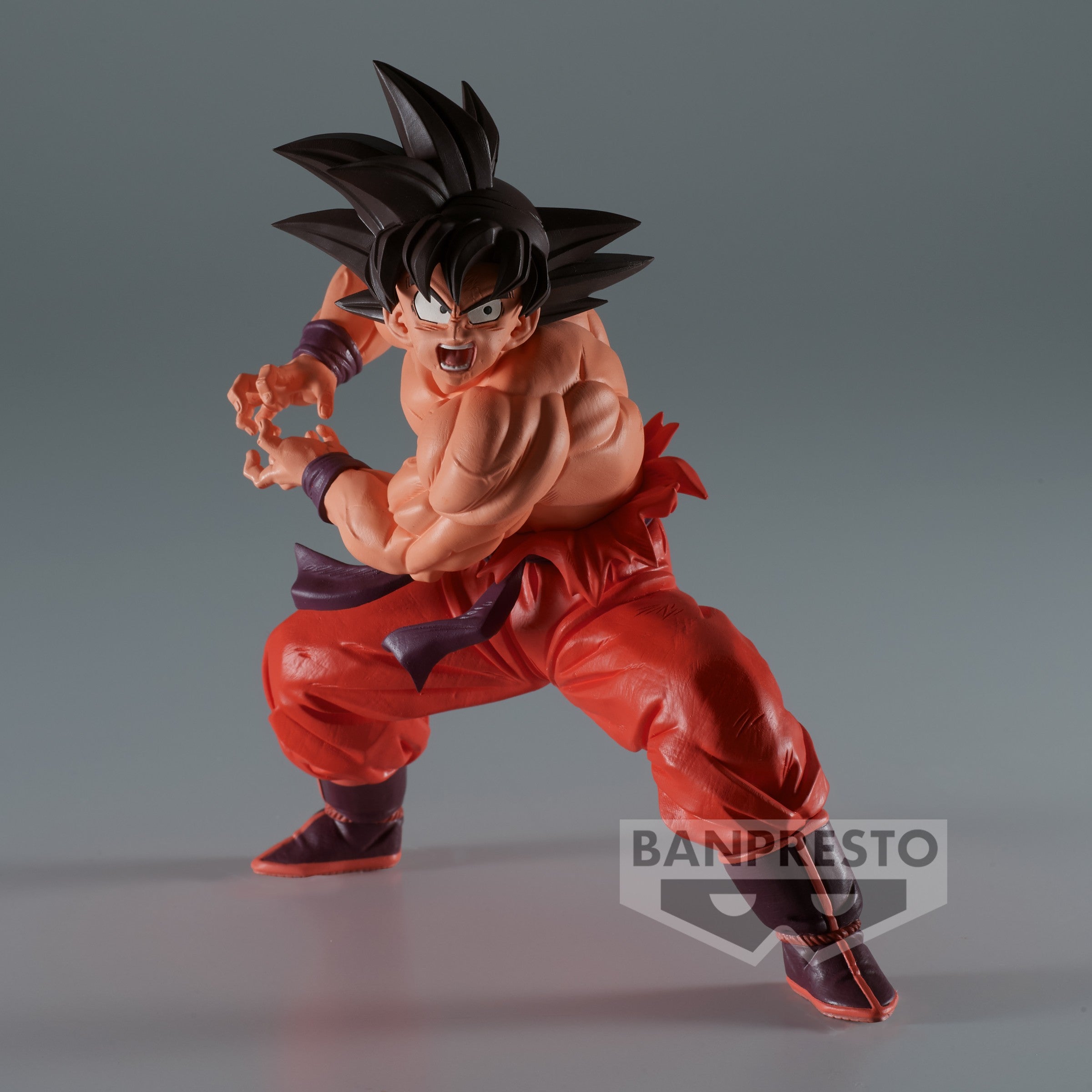 Figurine de Son Goku torse nu en train de préparer son Kamehameha, vêtue d'une tenue déchirée, représentant un moment emblématique de Dragon Ball Z.