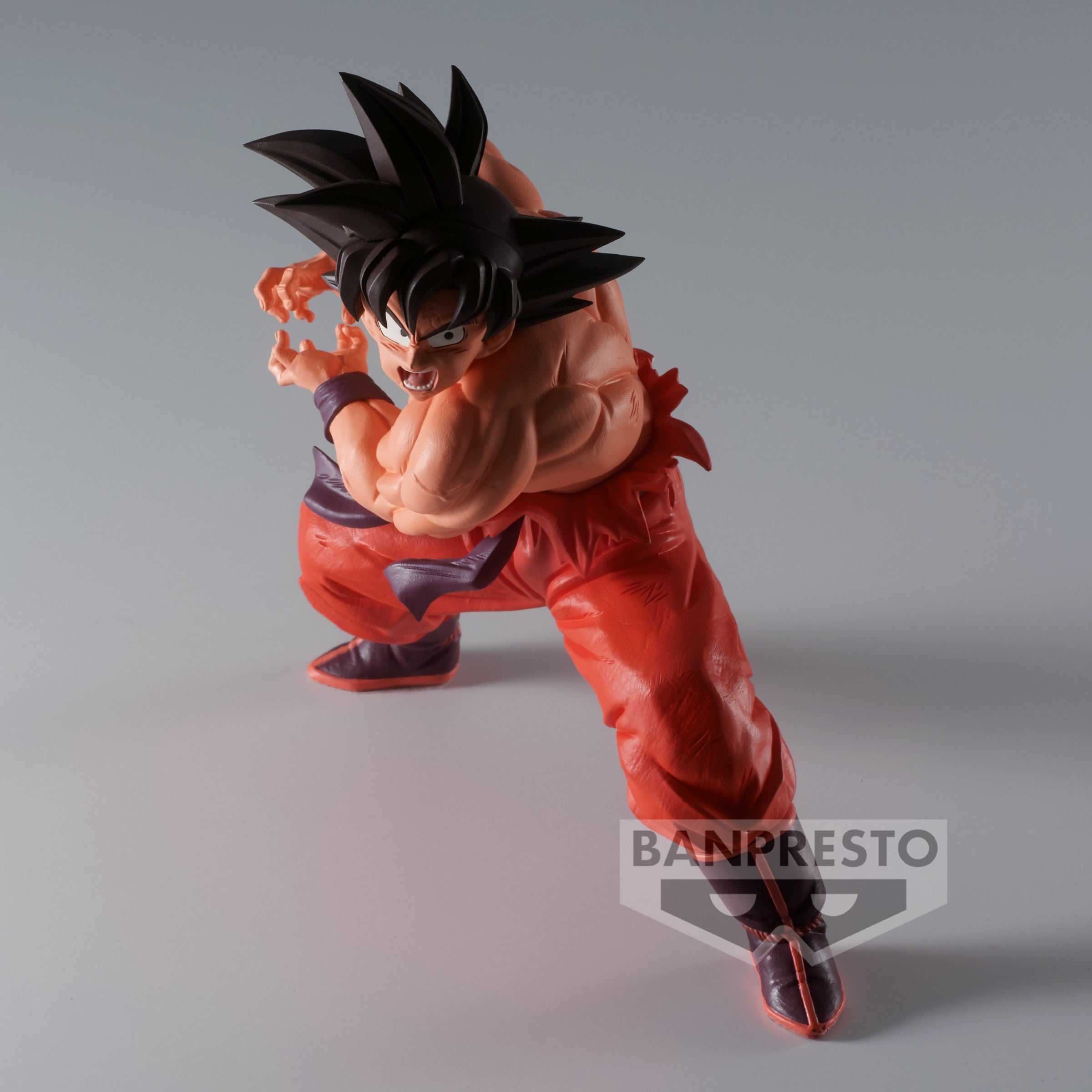 Figurine de Son Goku torse nu en train de préparer son Kamehameha, vêtue d'une tenue déchirée, représentant un moment emblématique de Dragon Ball Z.