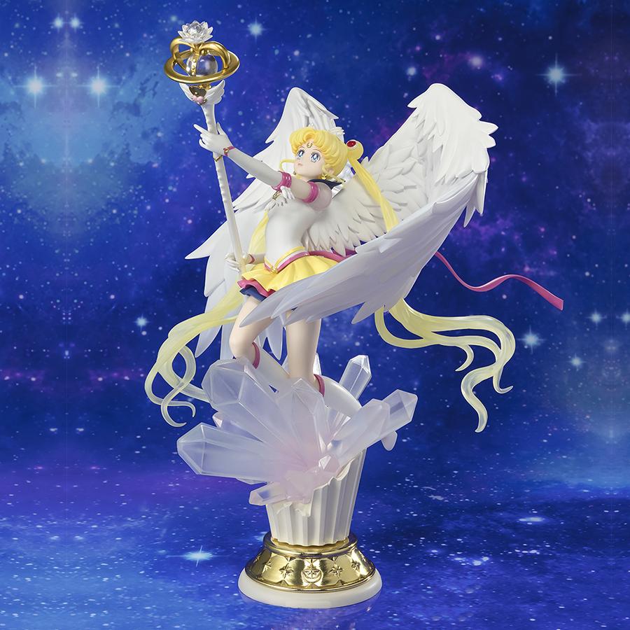 Vue 3/4 avant en plan d'ensemble de la figurine d'Eternal Sailor Moon de Sailor Moon levant un bâton étoilé.