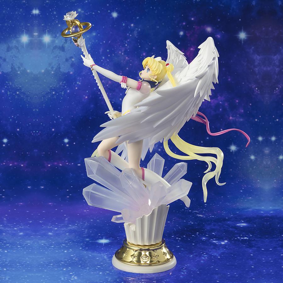 Vue latérale en plan d'ensemble de la Figuarts Zero Chouette d'Eternal Sailor Moon de Sailor Moon s'élançant avec son bâton.