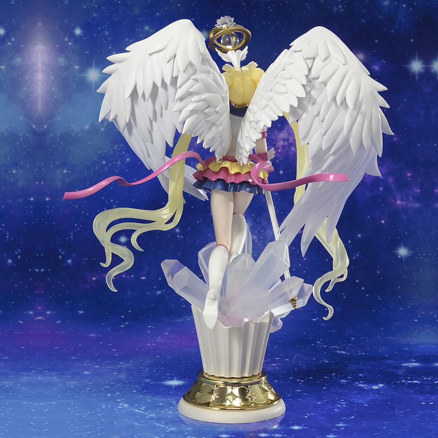 Vue arrière en plan d'ensemble de la figurine d'Eternal Sailor Moon de Sailor Moon les ailes déployées.