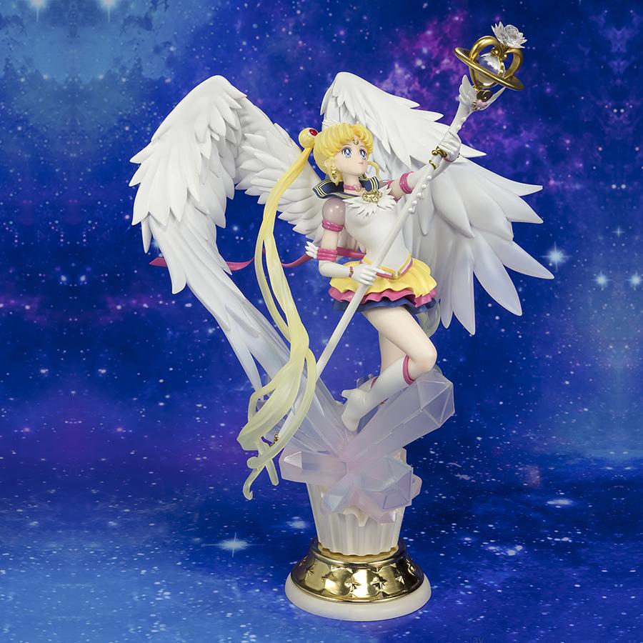 Vue 3/4 avant en plan d'ensemble de la Figuarts Zero Chouette d'Eternal Sailor Moon de Sailor Moon s'élançant pour une ascension magique.