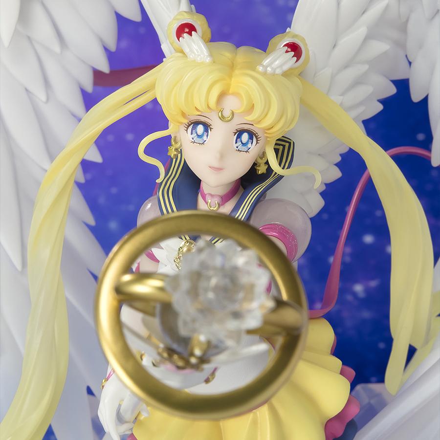 Vue diagonale en plan rapproché de la figurine d'Eternal Sailor Moon de Sailor Moon présentant un objet décoratif.