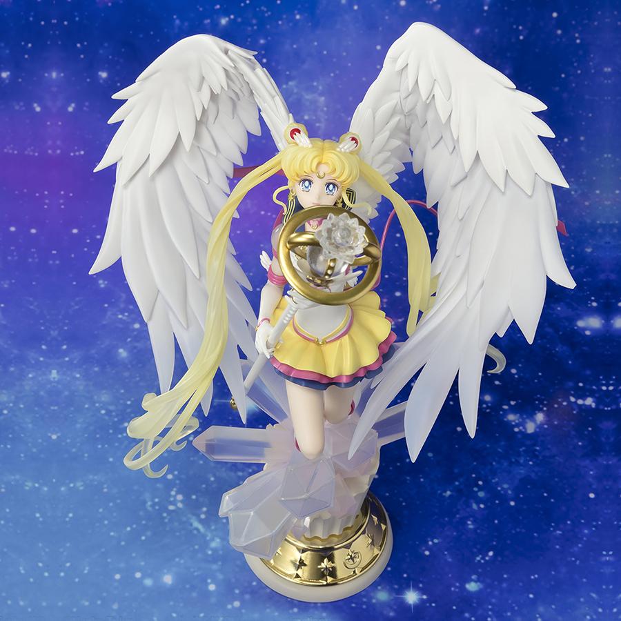 Vue 3/4 avant en plan d'ensemble de la Figuarts Zero Chouette d'Eternal Sailor Moon de Sailor Moon tenant un bâton.