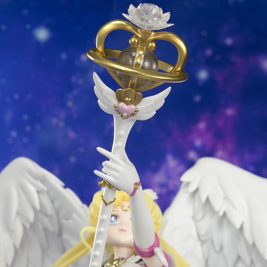 Vue dynamique ascendante en plan rapproché de la Figuarts Zero Chouette d'Eternal Sailor Moon Darkness de Sailor Moon tenant son bâton.