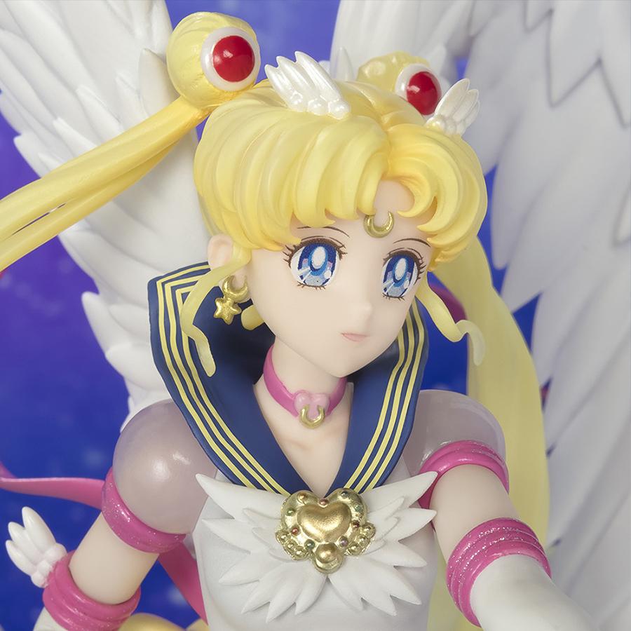 Vue 3/4 avant en plan moyen de la Figuarts Zero de Eternal Sailor Moon de Sailor Moon dans une posture élégante.