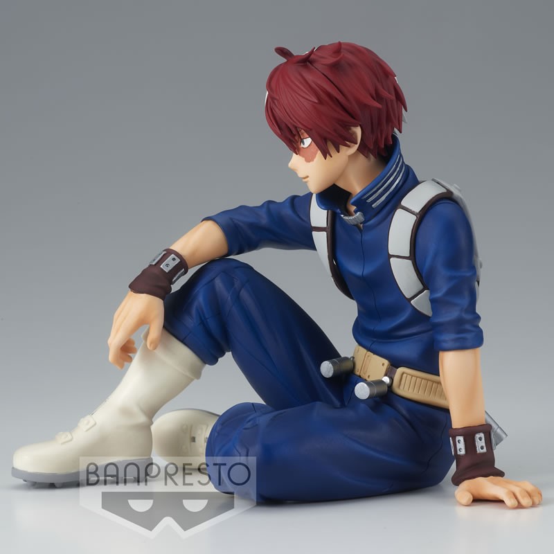Vue 3/4 de face à mi-distance de la figurine  de Shoto Todoroki de My Hero Academia en costume de héros, assis avec un ceinture utilitaire.