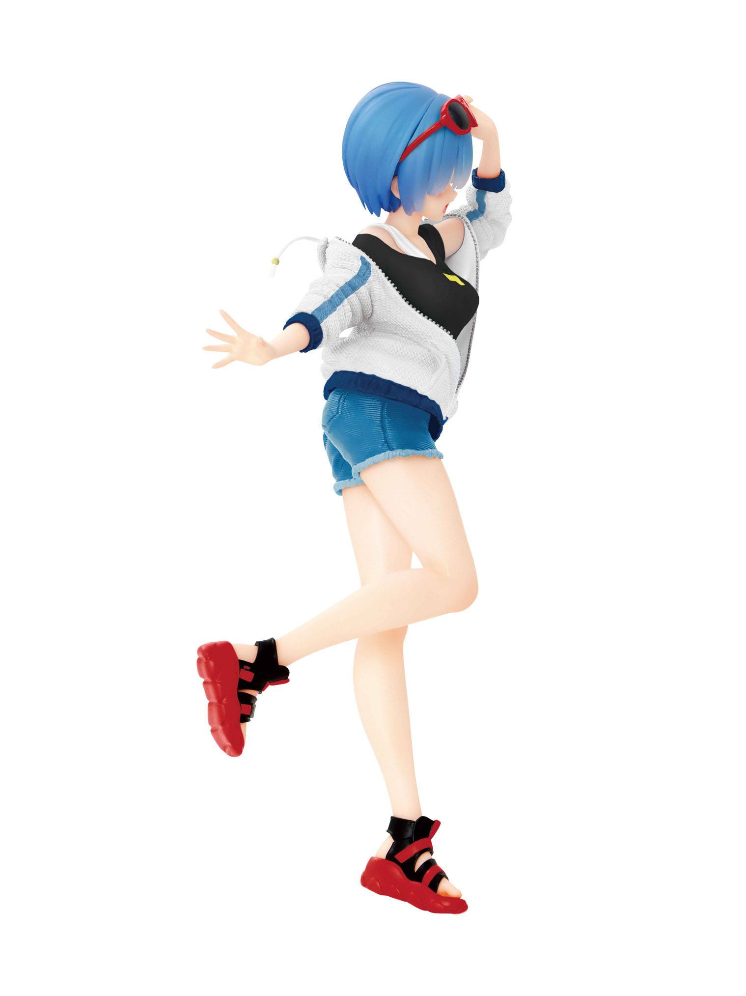 Vue 3/4 latérale en plan d'ensemble de la figurine de Rem de Re:Zero - Starting Life in Another World ajustant ses lunettes de soleil.