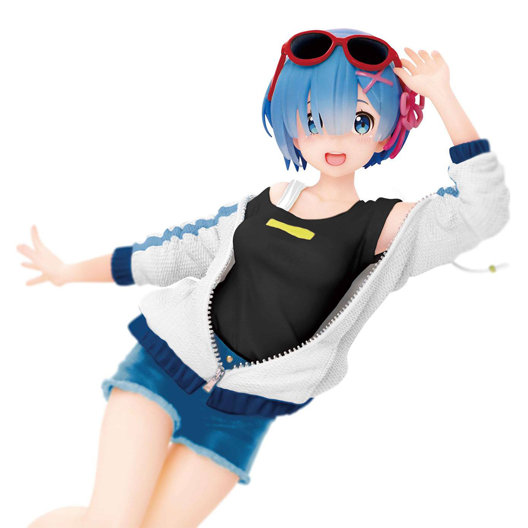 Vue 3/4 avant en plan moyen de la figurine de Rem de Re:Zero - Starting Life in Another World en tenue d'été sportive avec le bras tendu.