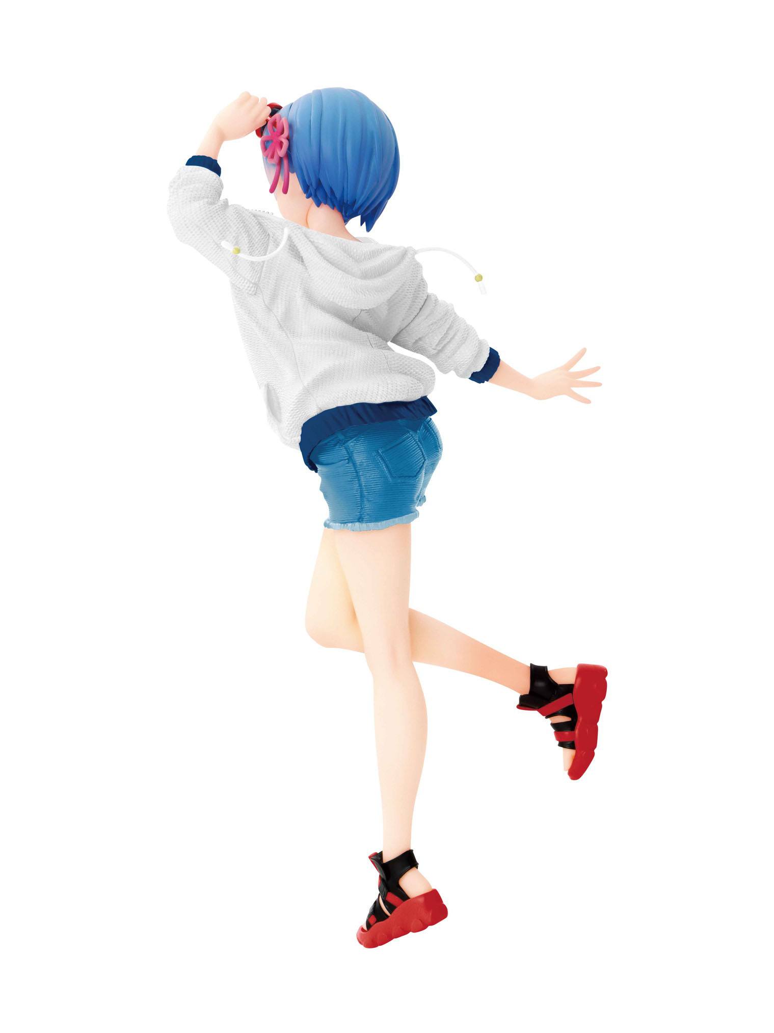 Vue 3/4 arrière en plan d'ensemble de la figurine de Rem de Re:Zero - Starting Life in Another World effectuant un saut en avant.