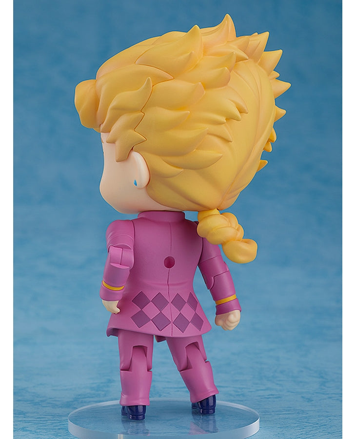 Vue de dos à mi-distance de la figurine de Giorno Giovanna de JoJo's Bizarre Adventure: Golden Wind en costume rose avec motif.