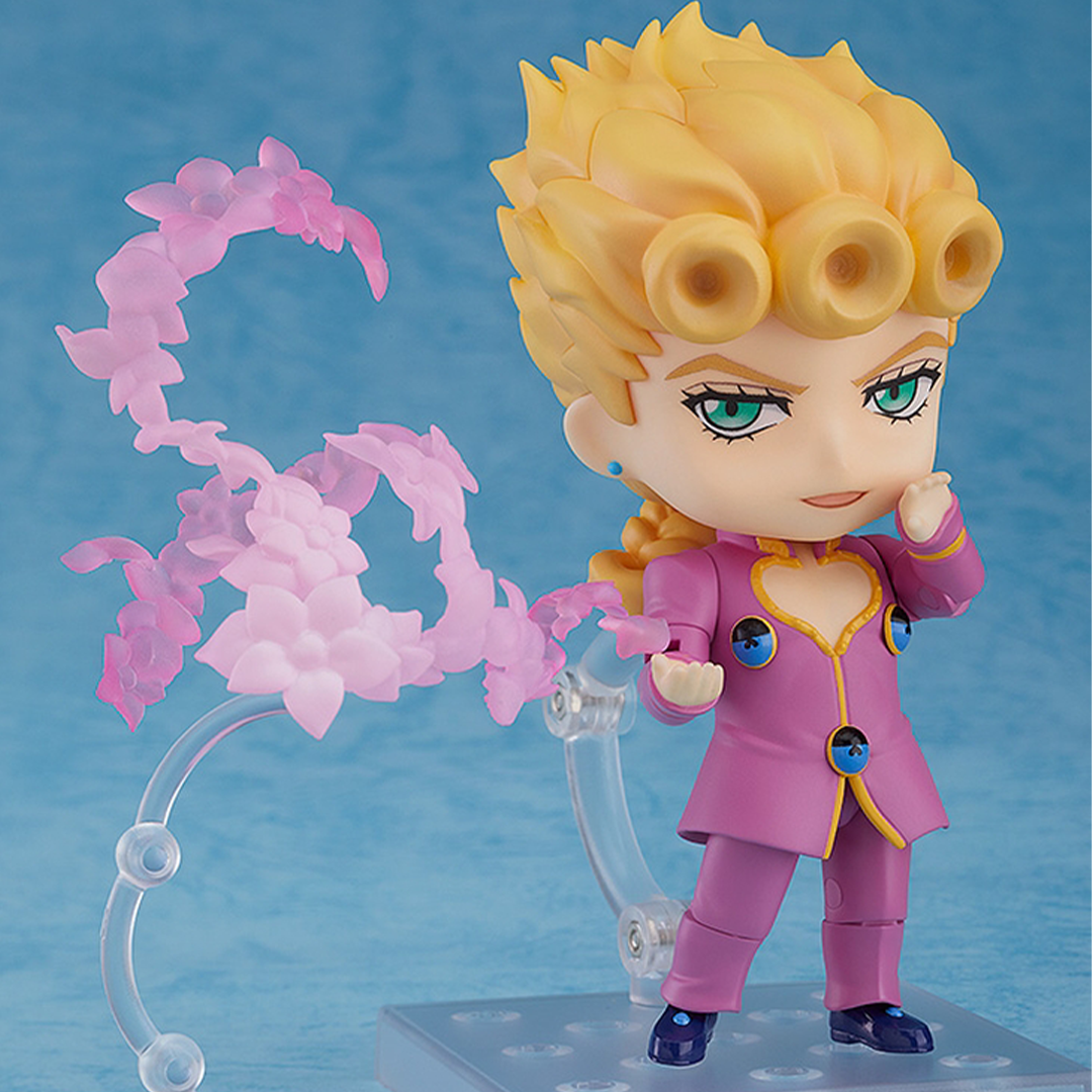 Vue 3/4 de face à mi-distance de la figurine de Giorno Giovanna de JoJo's Bizarre Adventure, avec des éléments floraux translucides.