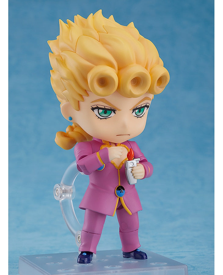 Vue 3/4 de face en plan rapproché moyen de la figurine de Giorno Giovanna de JoJo's Bizarre Adventure: Golden Wind, tenant un briquet argenté avec flamme.