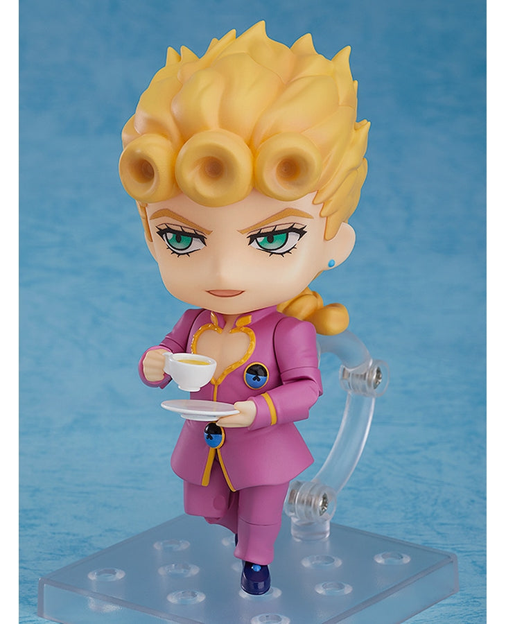 Vue 3/4 de face à mi-distance de la figurine de Giorno Giovanna de JoJo's Bizarre Adventure en costume violet et rose, tenant une tasse à thé.