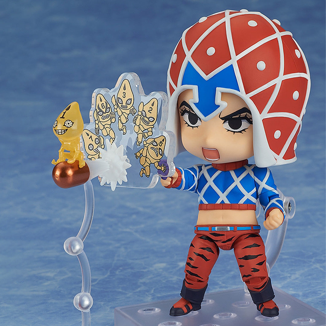 Vue 3/4 de face à mi-distance de la figurine Nendoroid de Guido Mista de JoJo's Bizarre Adventure: Golden Wind en tenue à motif géométrique, tenant une bulle de dialogue et un petit projectile jaune.