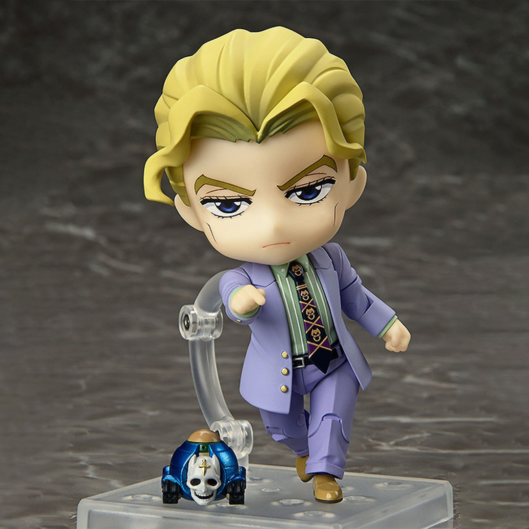 Vue 3/4 de face à mi-distance de la figurine Nendoroid de Yoshikage Kira de JoJo's Bizarre Adventure, tenant un petit prop Killer Queen.